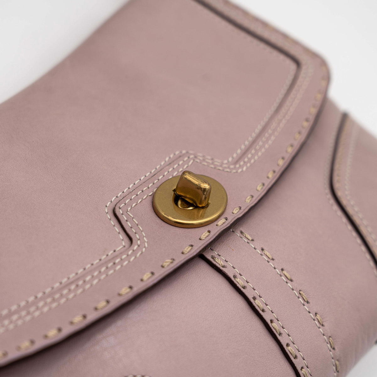 Coach Hamptons Turnlock Shoulder Bag in lilac purple leather with gold-tone hardware and contrast stitching, shown from the front.