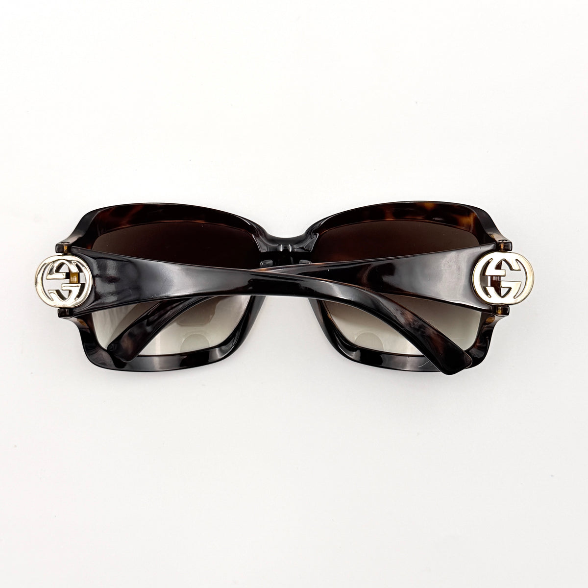 Gucci Interlocking G GG2598/S sunglasses with square tortoiseshell acetate frame and gold-tone logo detail.