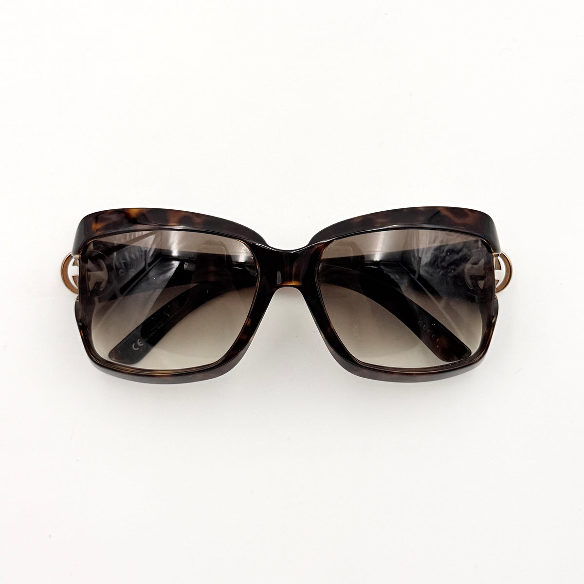 Gucci Interlocking G GG2598/S sunglasses with square tortoiseshell acetate frame and gold-tone logo detail.