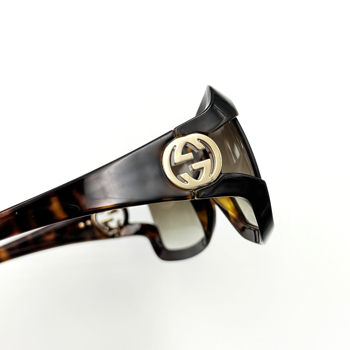 Gucci Interlocking G GG2598/S sunglasses with square tortoiseshell acetate frame and gold-tone logo detail.