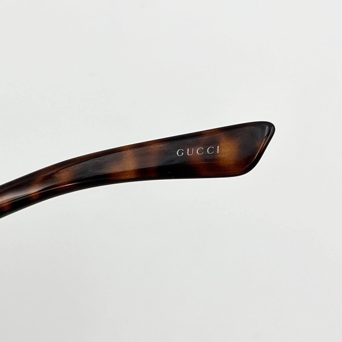 Gucci Interlocking G GG2598/S sunglasses with square tortoiseshell acetate frame and gold-tone logo detail.
