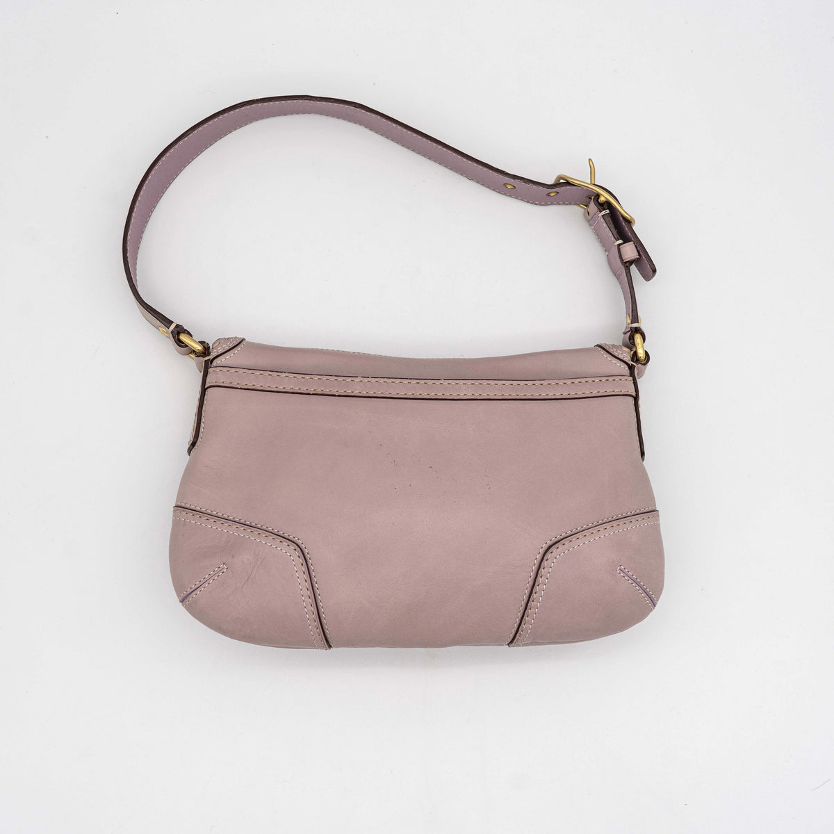 Coach Hamptons Turnlock Shoulder Bag in lilac purple leather with gold-tone hardware and contrast stitching, shown from the front.