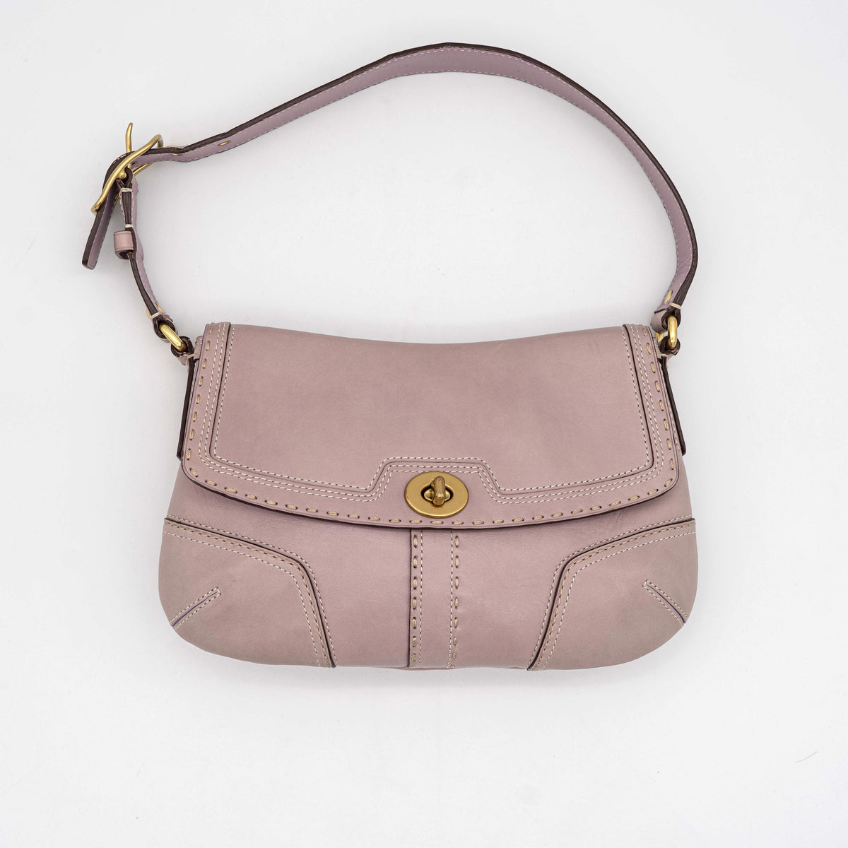 Coach Hamptons Turnlock Shoulder Bag in lilac purple leather with gold-tone hardware and contrast stitching, shown from the front.
