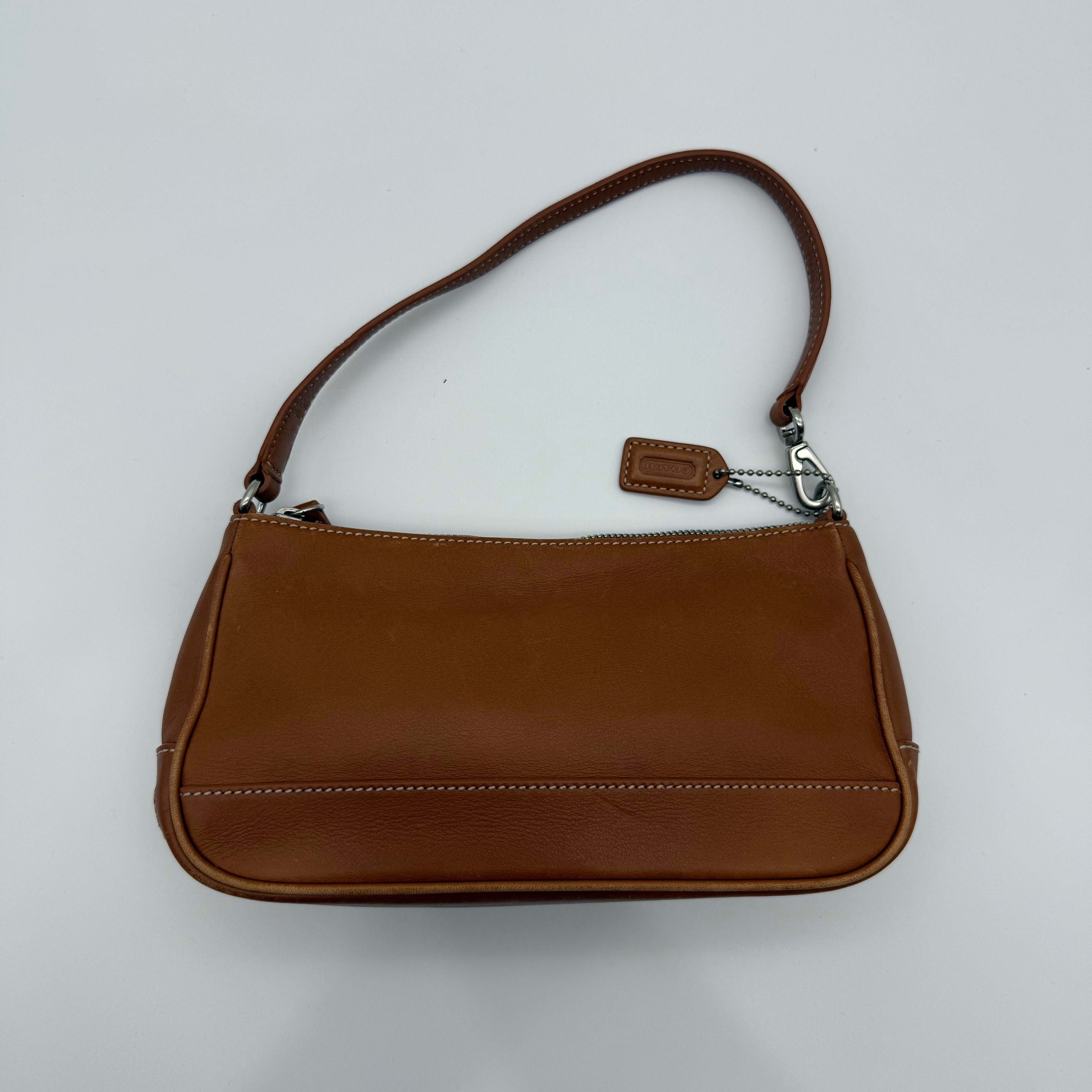Coach Y2K demi shoulder bag in brown leather with contrast stitching and top-zip — pre-loved.