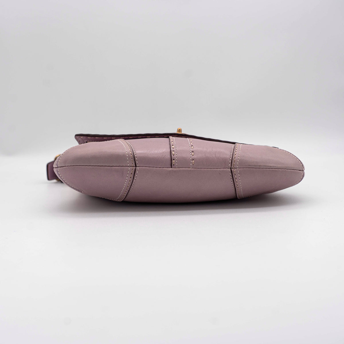 Coach Hamptons Turnlock Shoulder Bag in lilac purple leather with gold-tone hardware and contrast stitching, shown from the front.