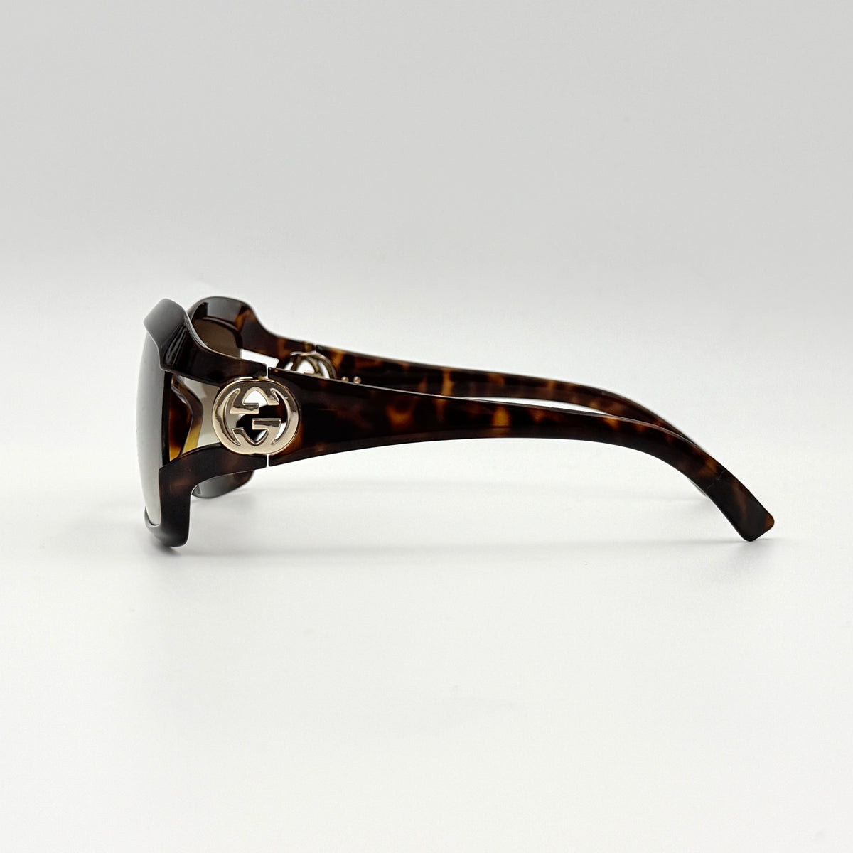 Gucci Interlocking G GG2598/S sunglasses with square tortoiseshell acetate frame and gold-tone logo detail.