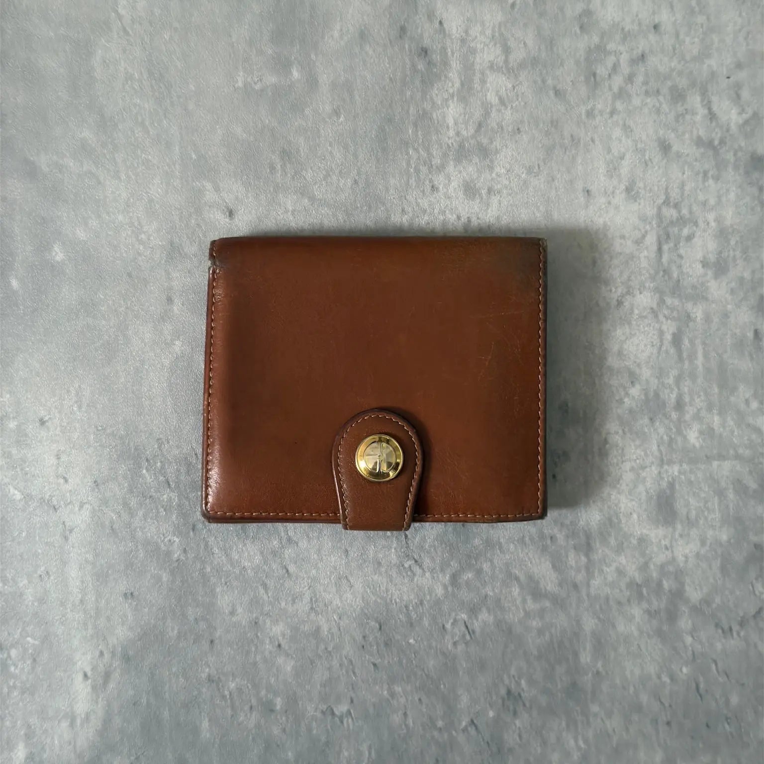 Gucci Signature Logo Clip Vintage Brown Wallet, crafted from smooth brown leather with a gold-tone logo clip.