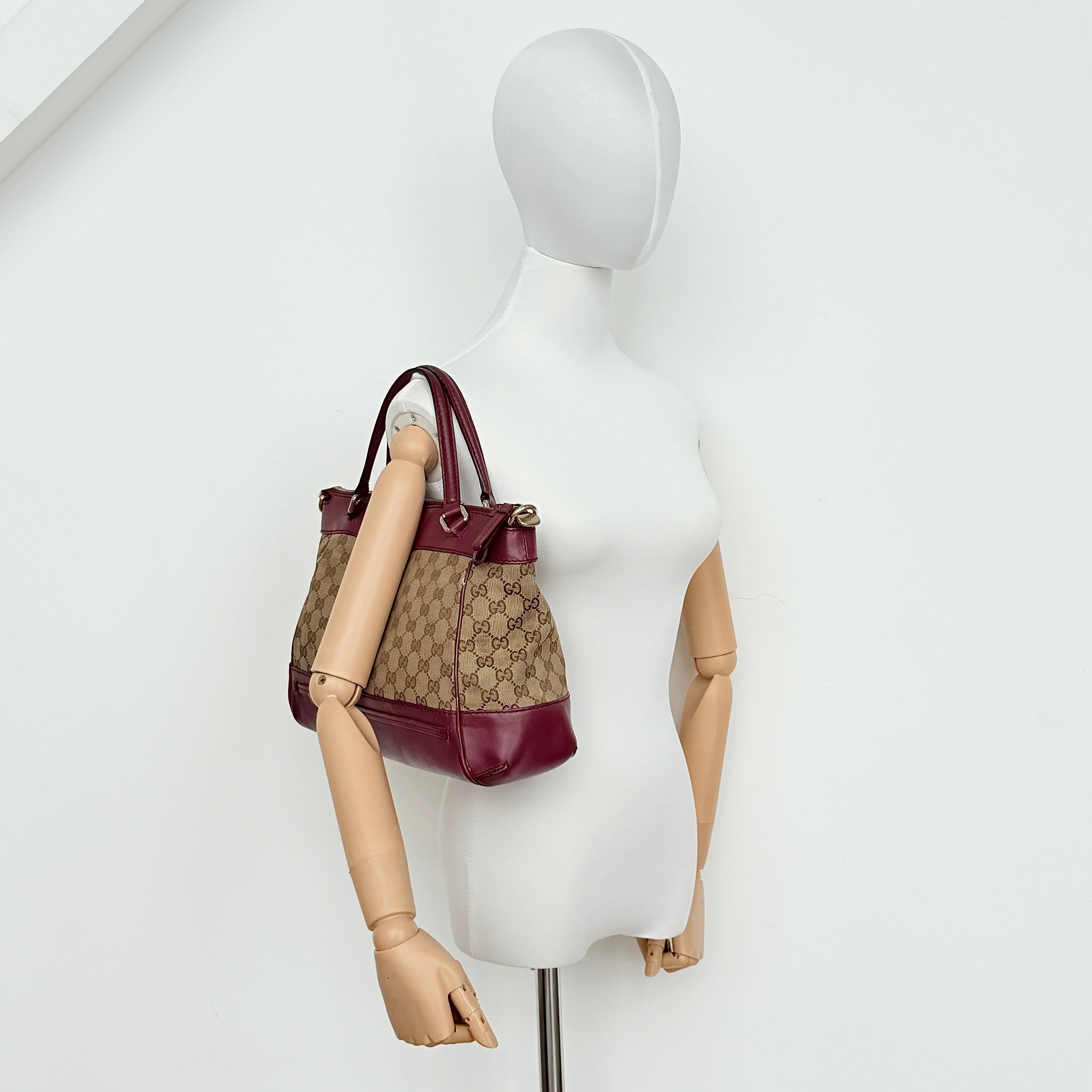 Gucci Mayfair Bow 2Way shoulder bag in beige GG monogram canvas with red leather trim, shown with detachable strap.