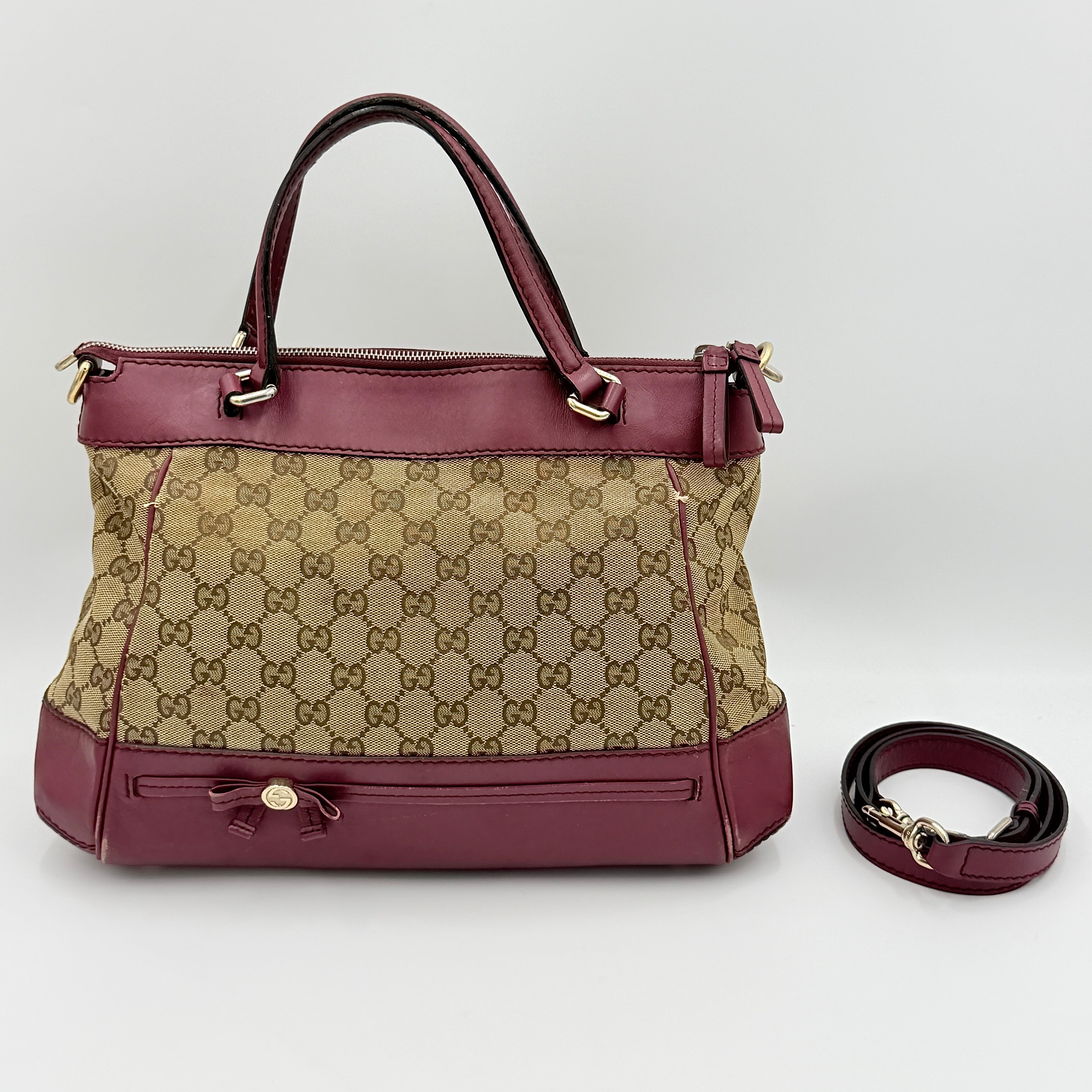 Gucci Mayfair Bow 2Way shoulder bag in beige GG monogram canvas with red leather trim, shown with detachable strap.