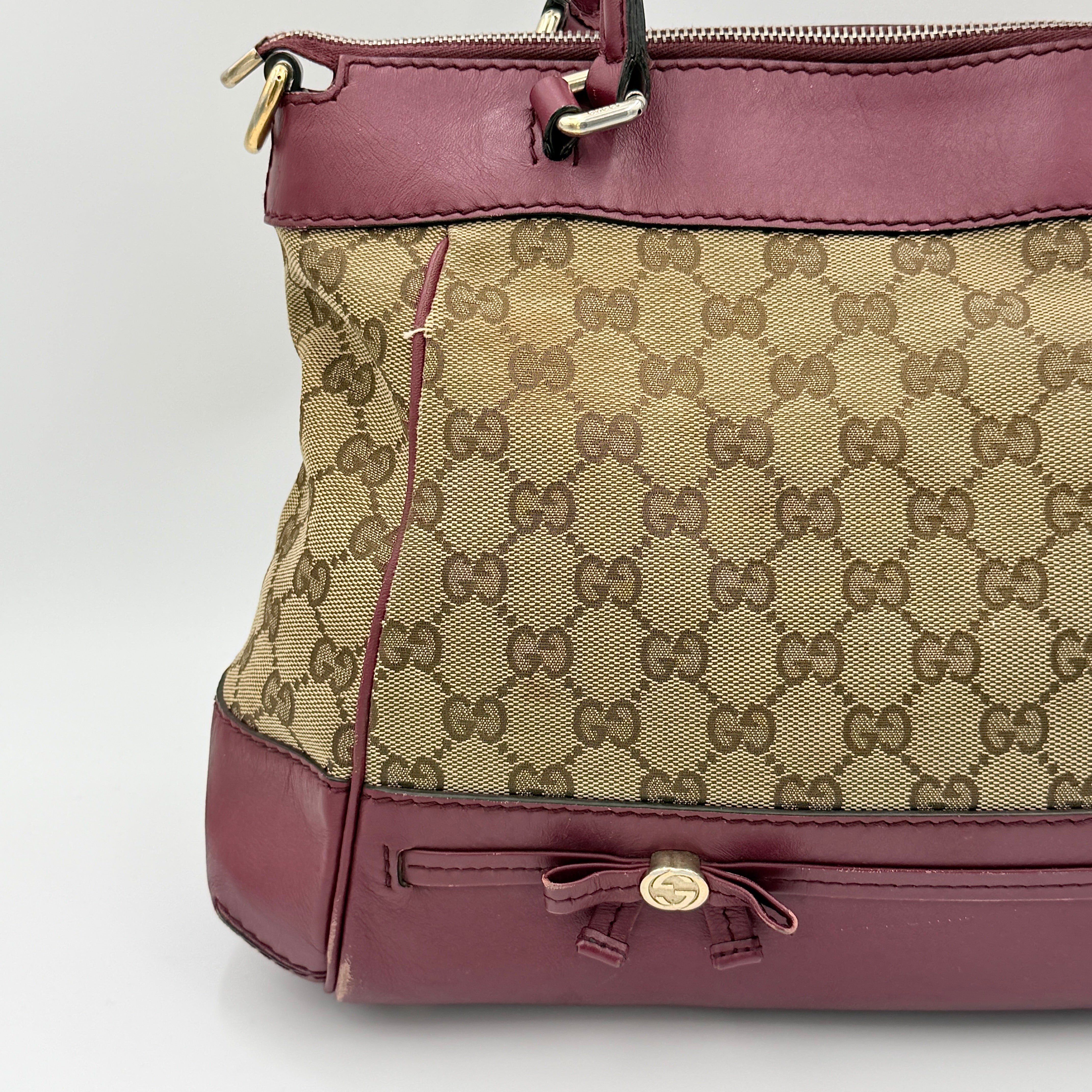 Gucci Mayfair Bow 2Way shoulder bag in beige GG monogram canvas with red leather trim, shown with detachable strap.