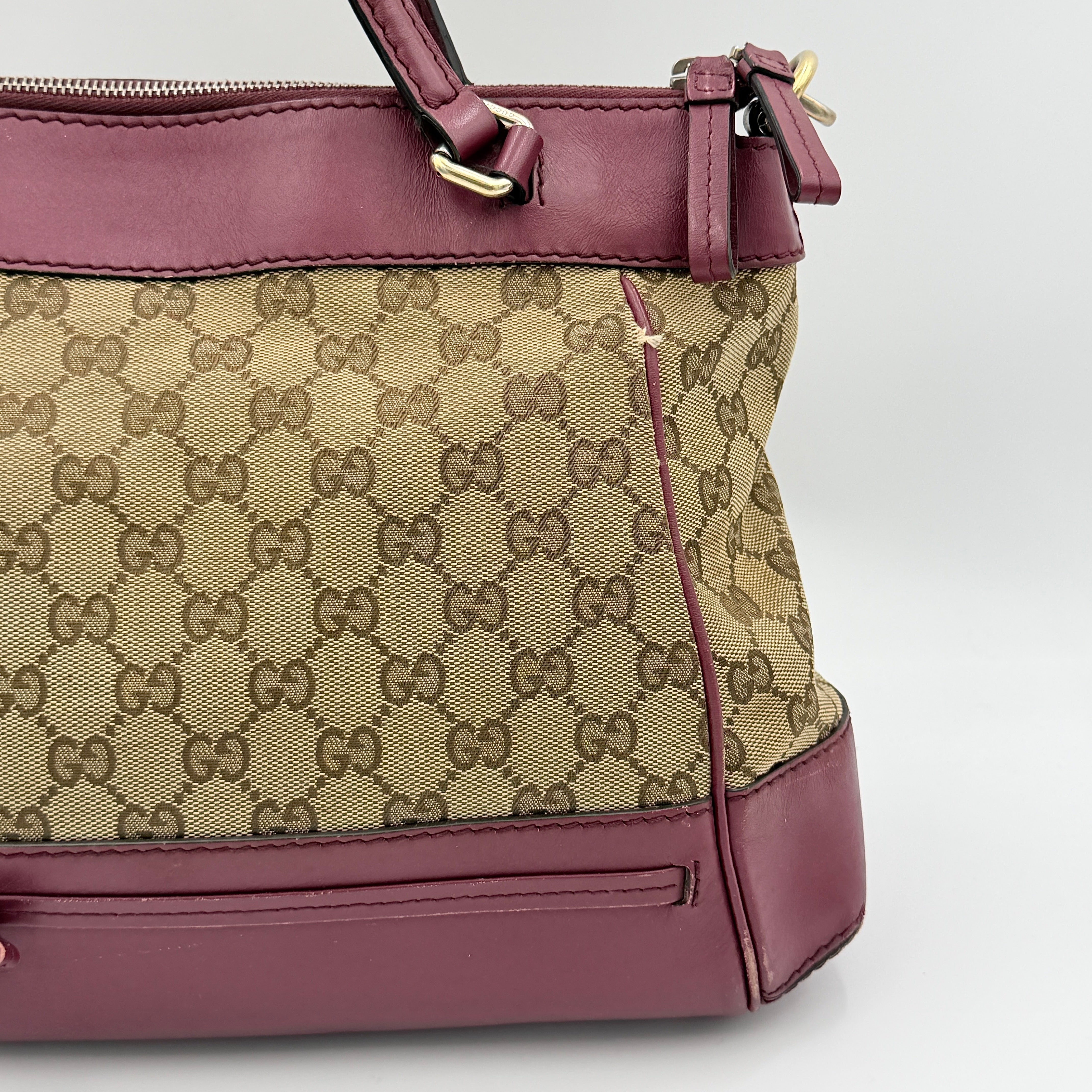 Gucci Mayfair Bow 2Way shoulder bag in beige GG monogram canvas with red leather trim, shown with detachable strap.