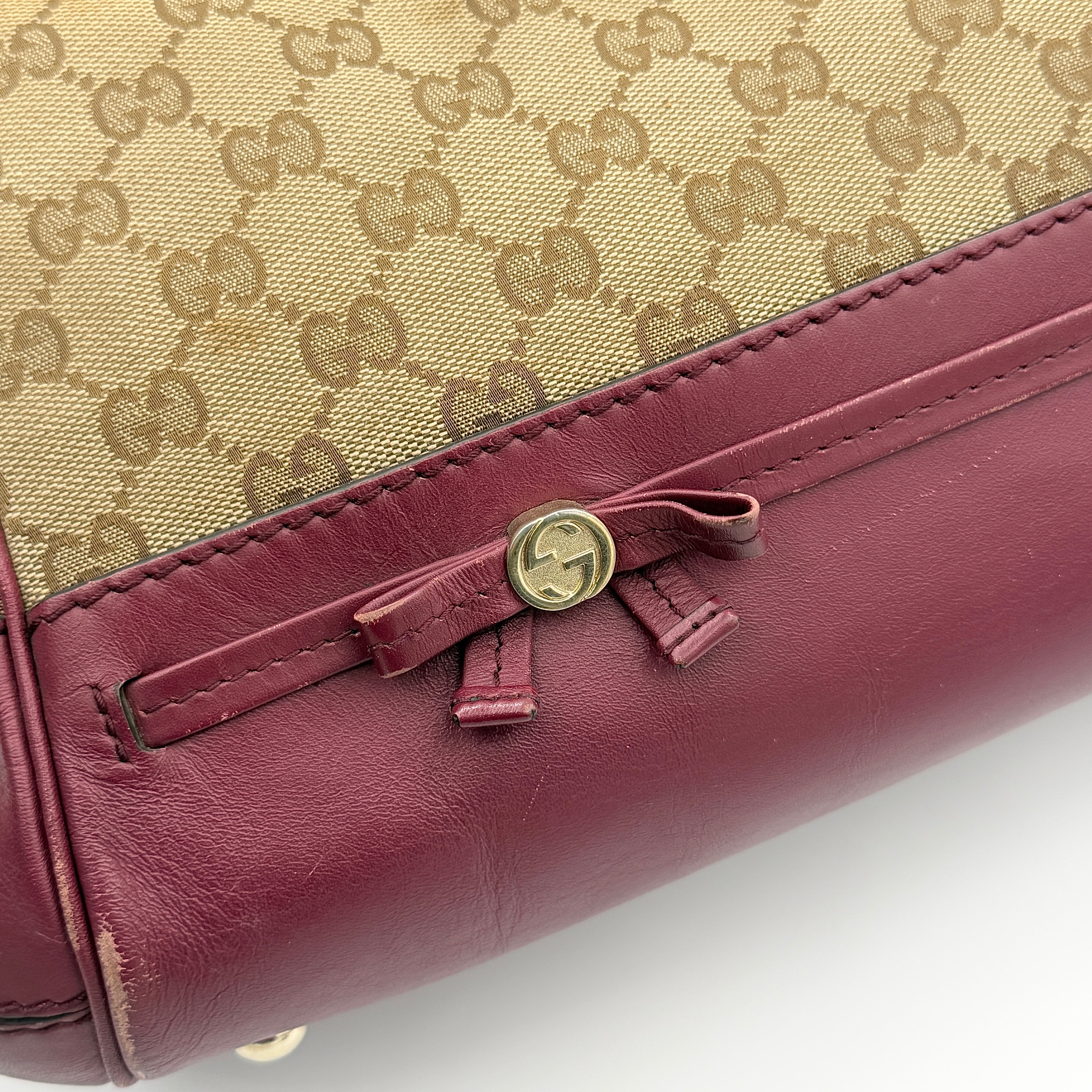Gucci Mayfair Bow 2Way shoulder bag in beige GG monogram canvas with red leather trim, shown with detachable strap.