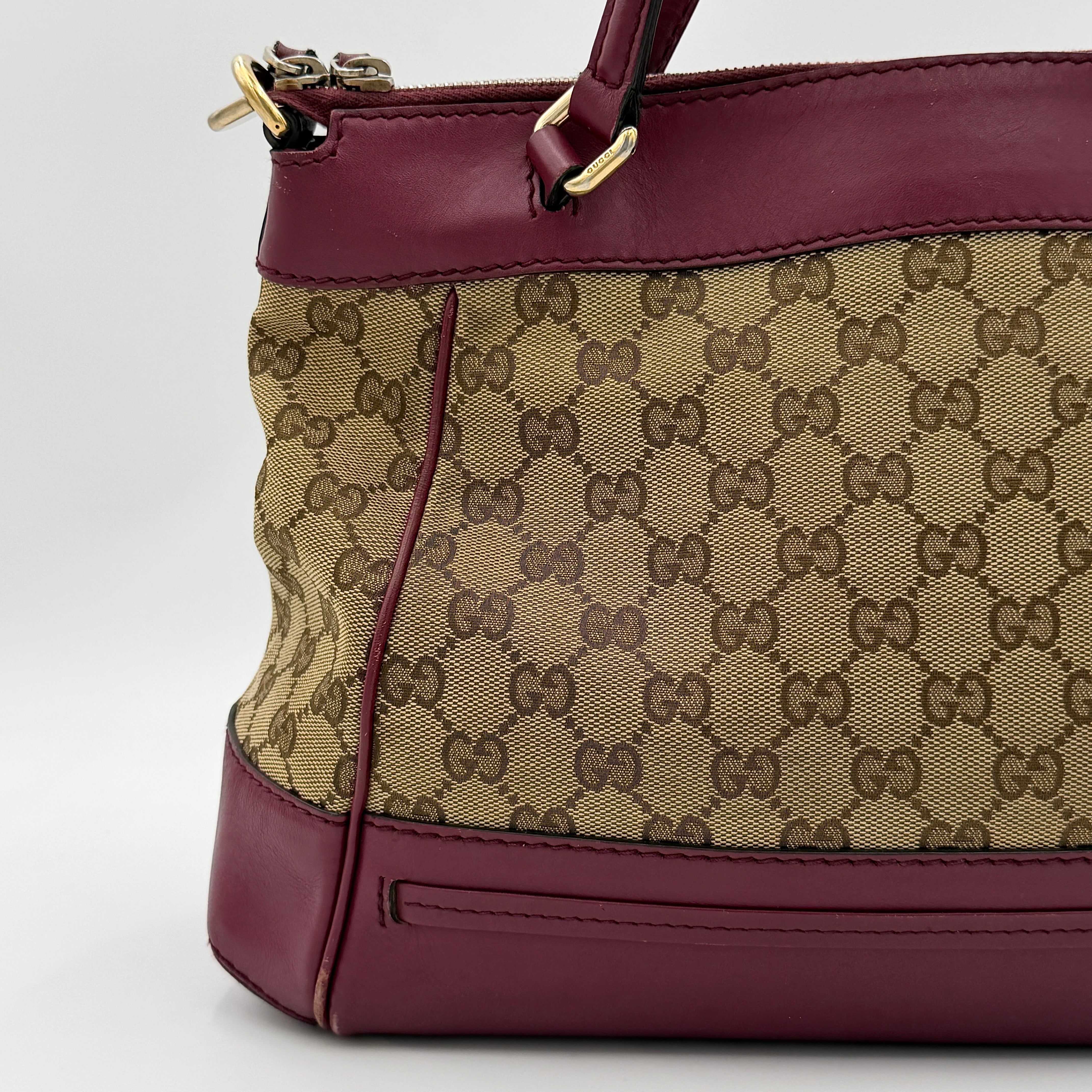 Gucci Mayfair Bow 2Way shoulder bag in beige GG monogram canvas with red leather trim, shown with detachable strap.