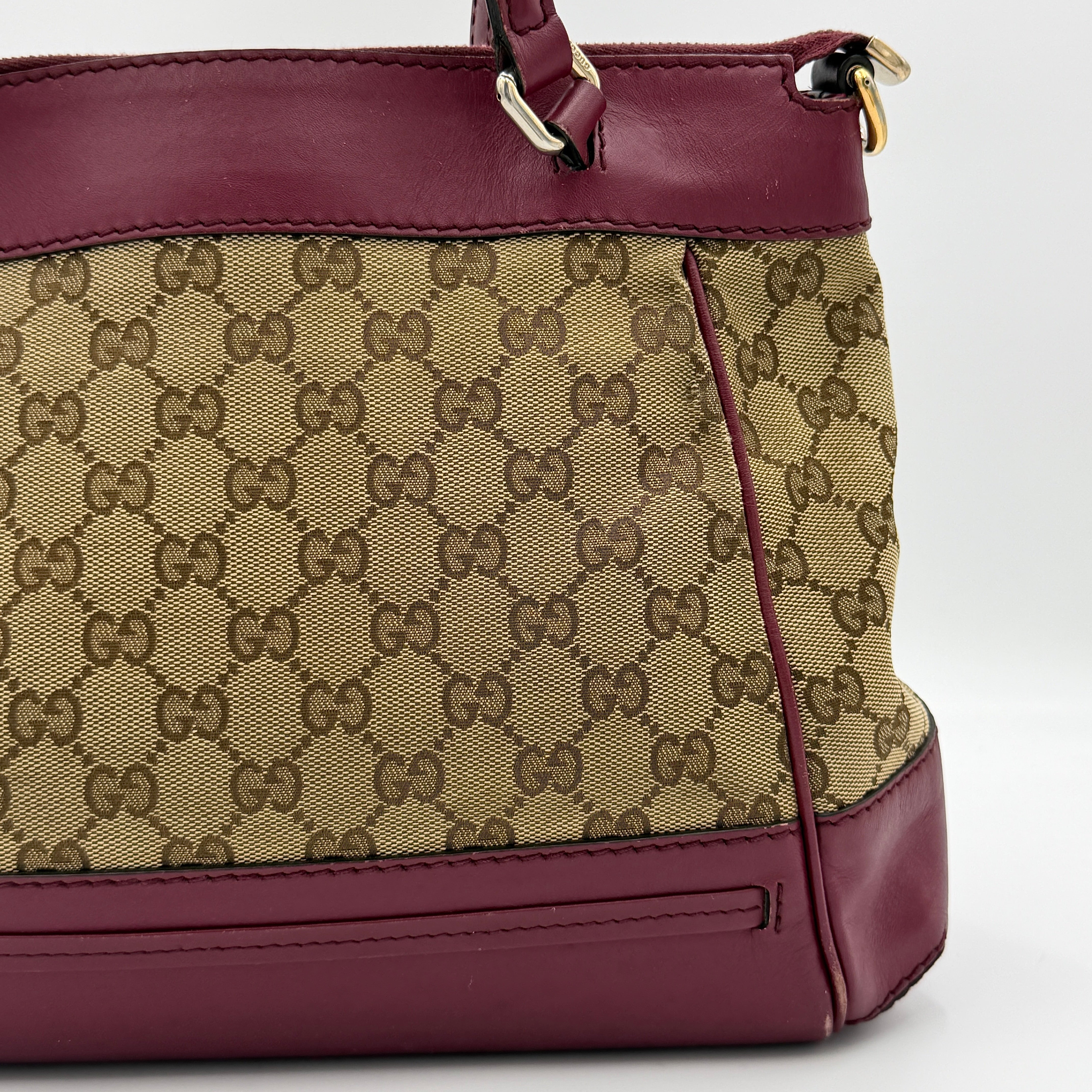 Gucci Mayfair Bow 2Way shoulder bag in beige GG monogram canvas with red leather trim, shown with detachable strap.