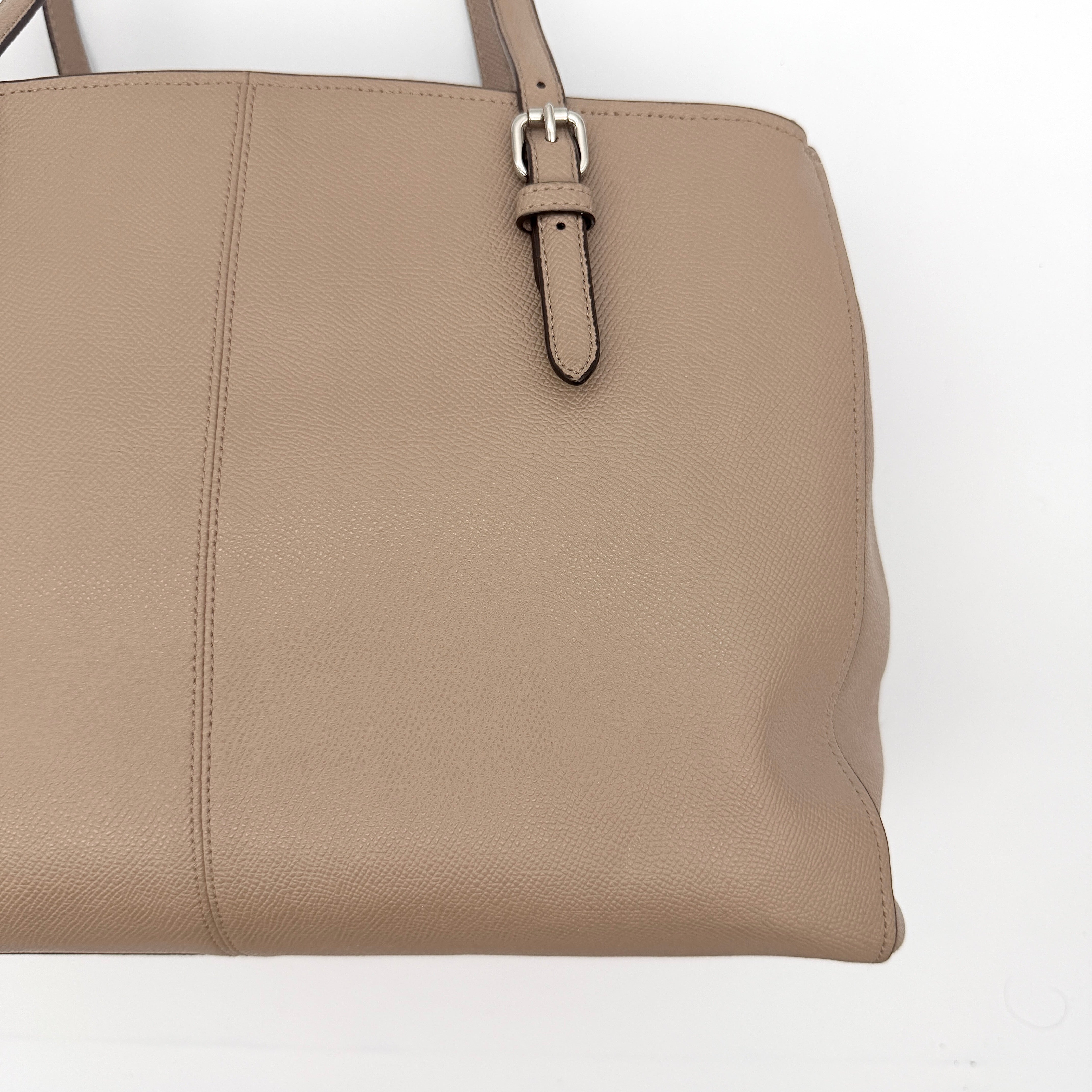 Coach Turnlock Carryall Shoulder Bag in light brown grained leather with silver hardware and double shoulder straps.