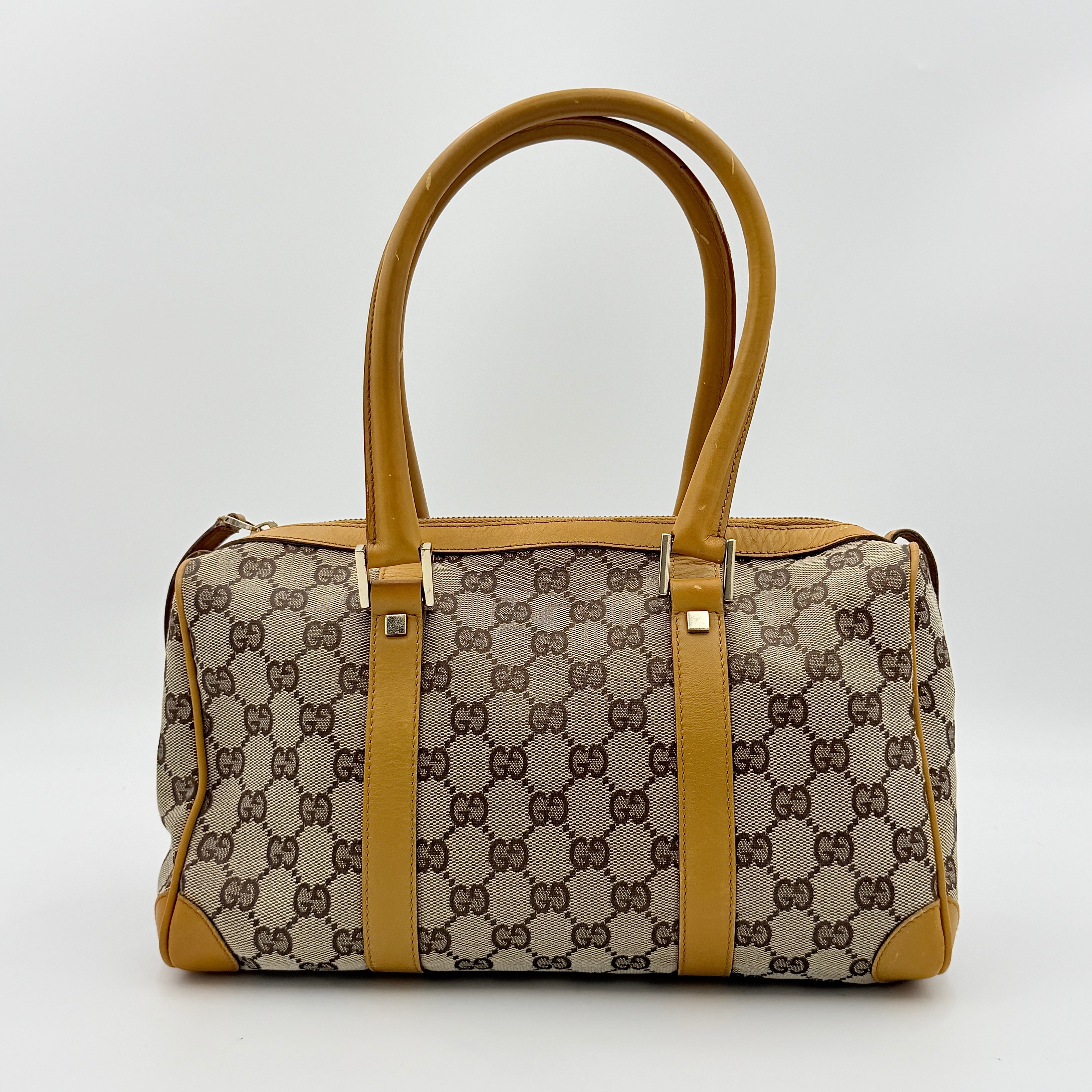 Gucci Abbey Mini Boston shoulder bag in beige GG monogram canvas with caramel leather trim and silver-tone hardware.