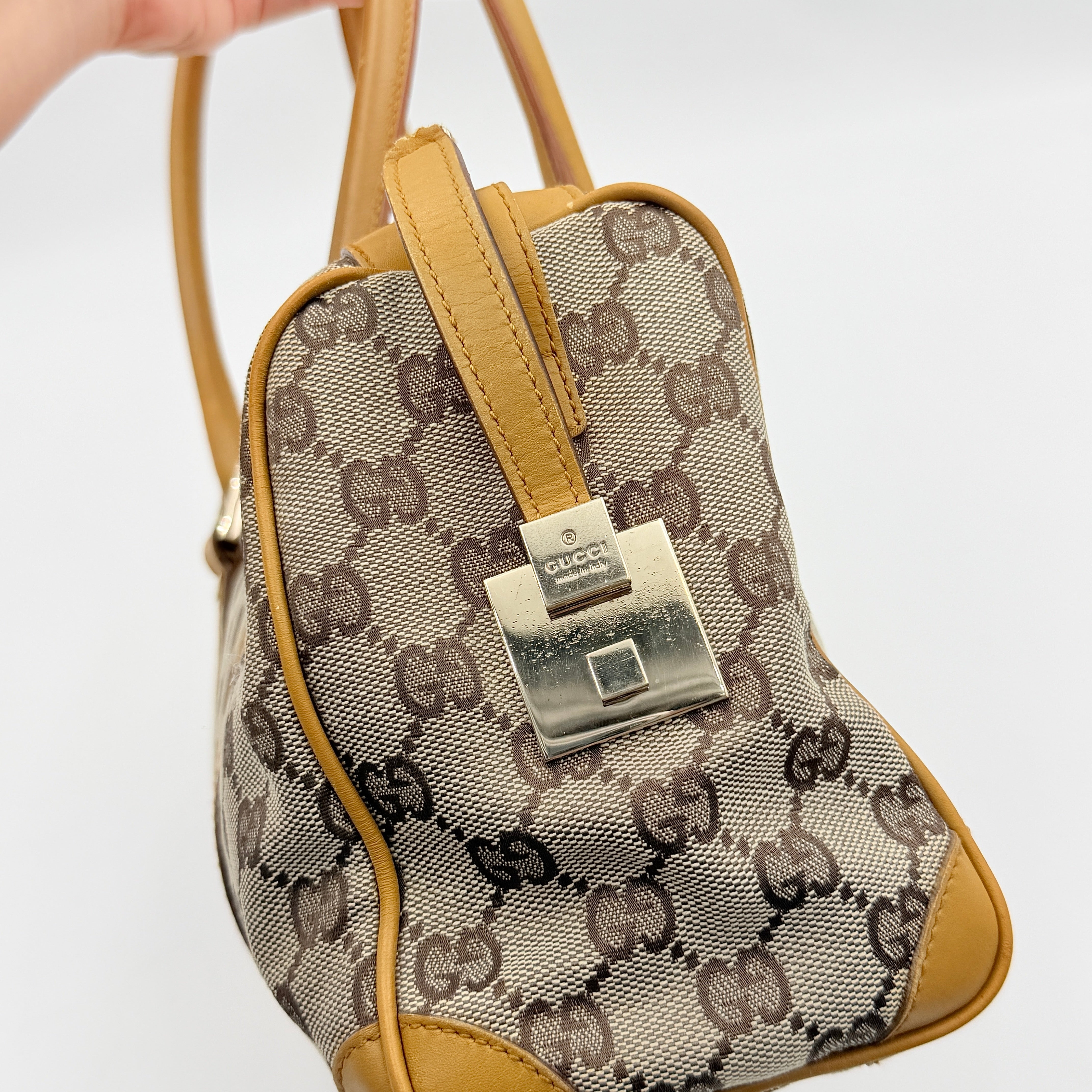 Gucci Abbey Mini Boston shoulder bag in beige GG monogram canvas with caramel leather trim and silver-tone hardware.