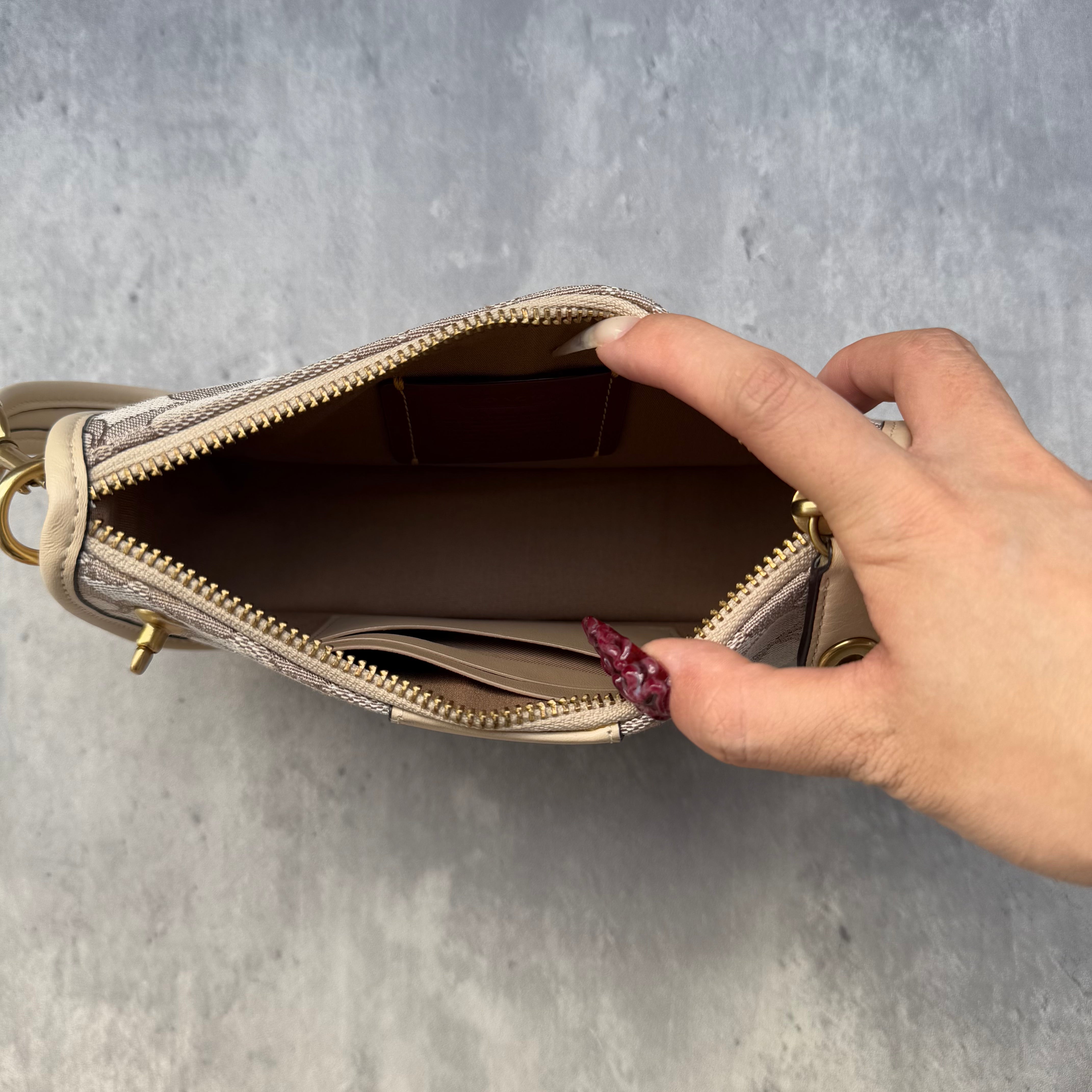 Coach Signature Swinger 20 Shoulder Bag Cream