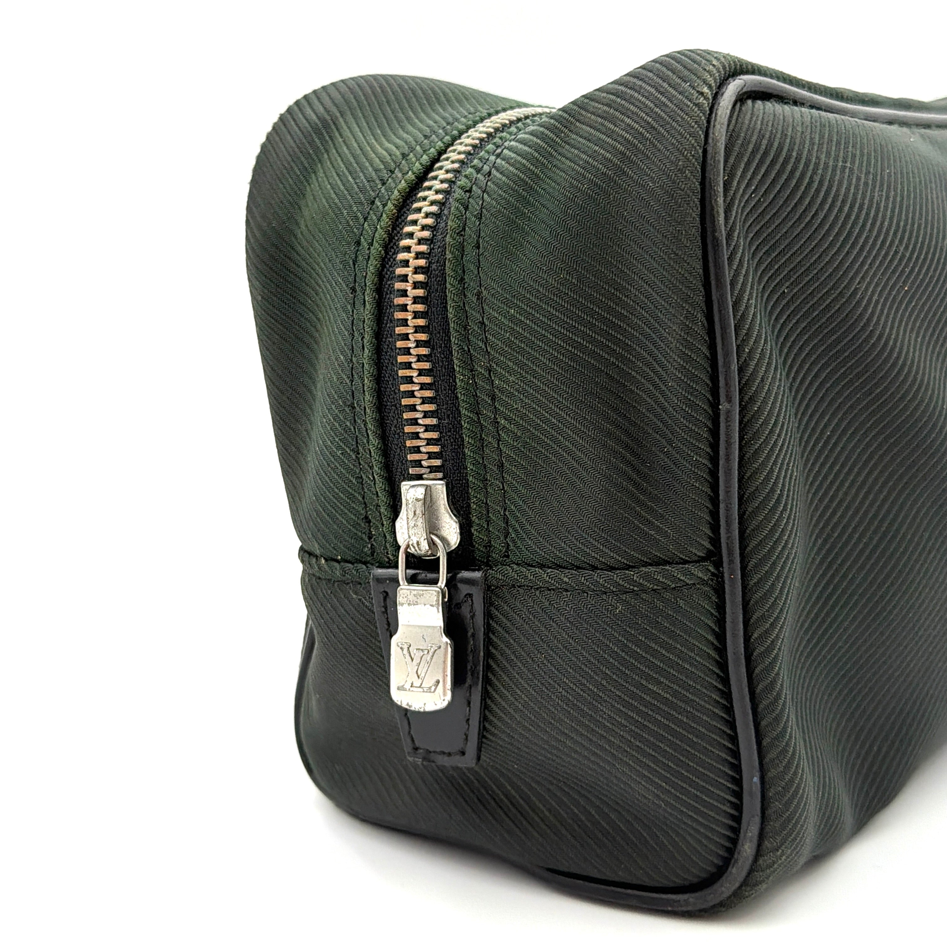 Louis Vuitton Taiga Parana Clutch Bag in deep green Taiga leather with black leather handle and silver-tone zipper, shown from the front.