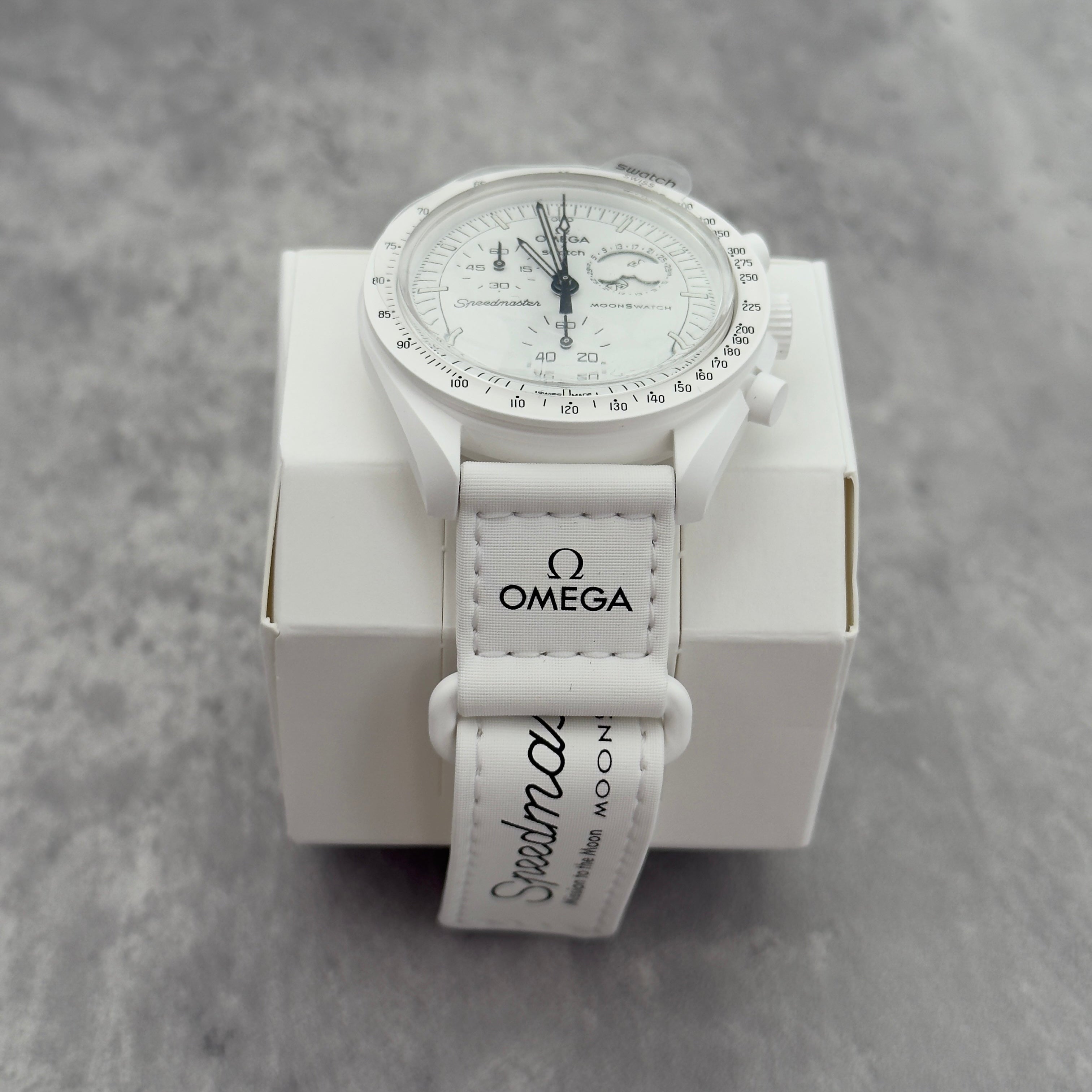 Swatch x Omega Snoopy Mission to the Moonphase Full Moon