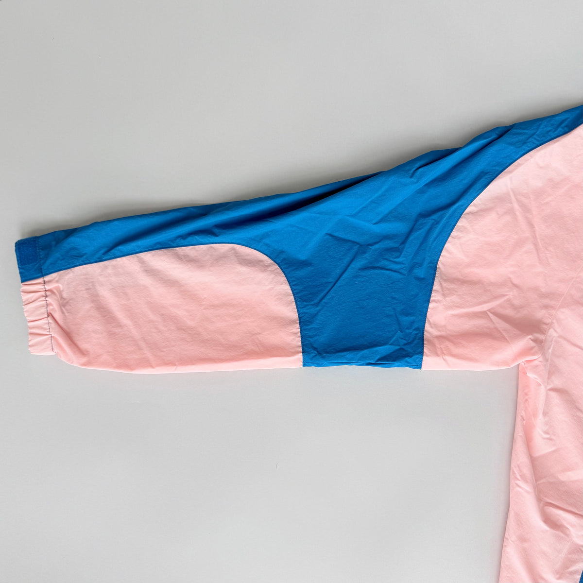 (L) Undefeated Lightweight Hooded Windbreaker Jacket Blue/Pink