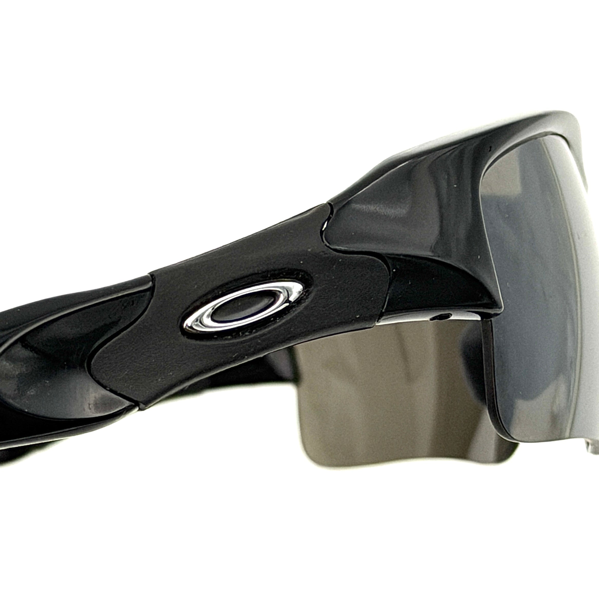 Oakley FLAK Jacket 03-915 sunglasses in black with grey lenses, shown with original zip case.