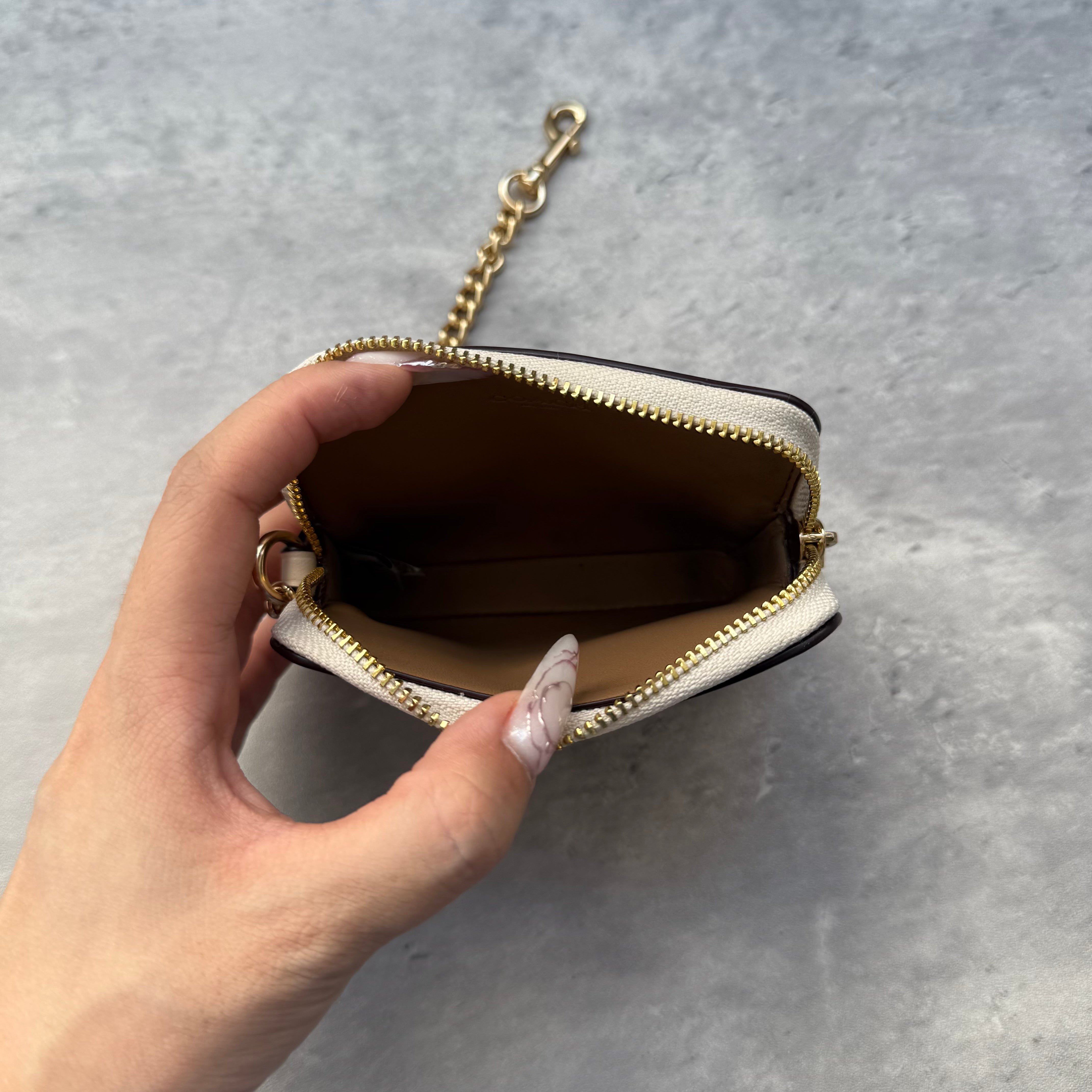 Coach Signature Chain Zip Cardholder Beige/White