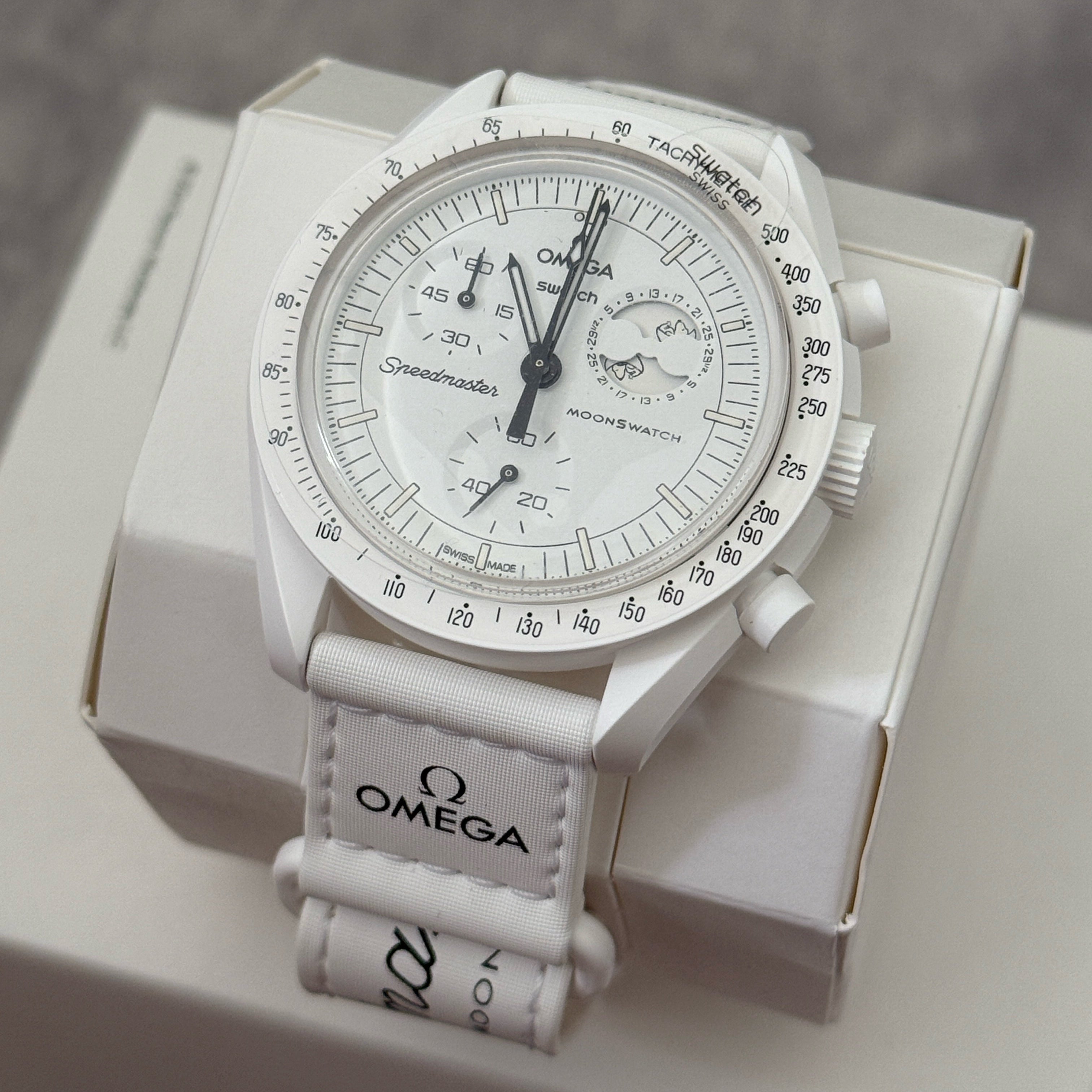 Swatch x Omega Snoopy Mission to the Moonphase Full Moon, featuring an all-white bioceramic case, velcro strap, and a moonphase display with a Snoopy illustration.