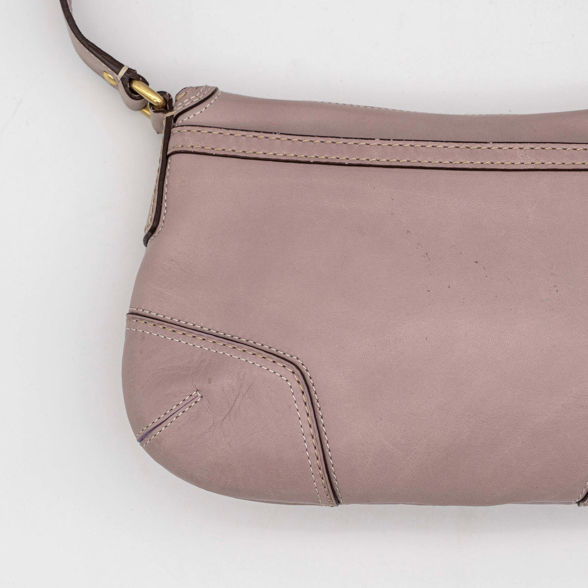 Coach Hamptons Turnlock Shoulder Bag in lilac purple leather with gold-tone hardware and contrast stitching, shown from the front.