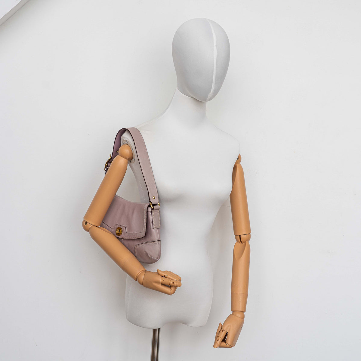 Coach Hamptons Turnlock Shoulder Bag in lilac purple leather with gold-tone hardware and contrast stitching, shown from the front.