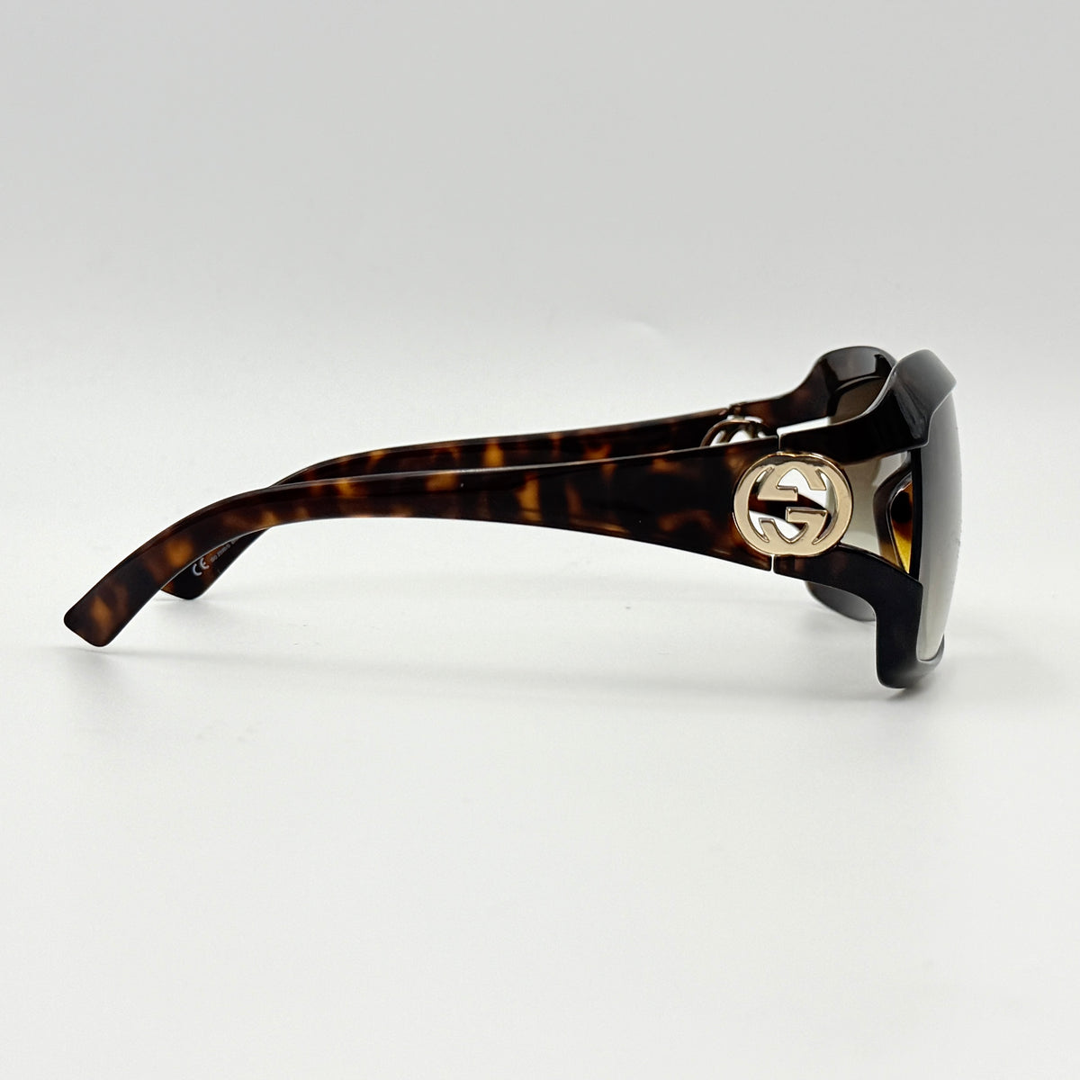 Gucci Interlocking G GG2598/S sunglasses with square tortoiseshell acetate frame and gold-tone logo detail.