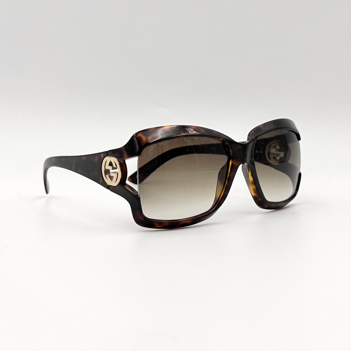 Gucci Interlocking G GG2598/S sunglasses with square tortoiseshell acetate frame and gold-tone logo detail.