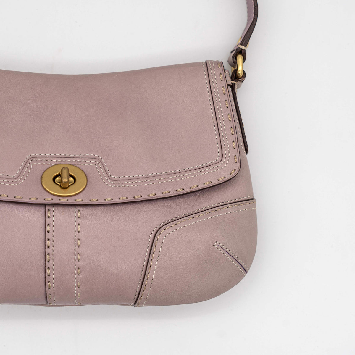 Coach Hamptons Turnlock Shoulder Bag in lilac purple leather with gold-tone hardware and contrast stitching, shown from the front.