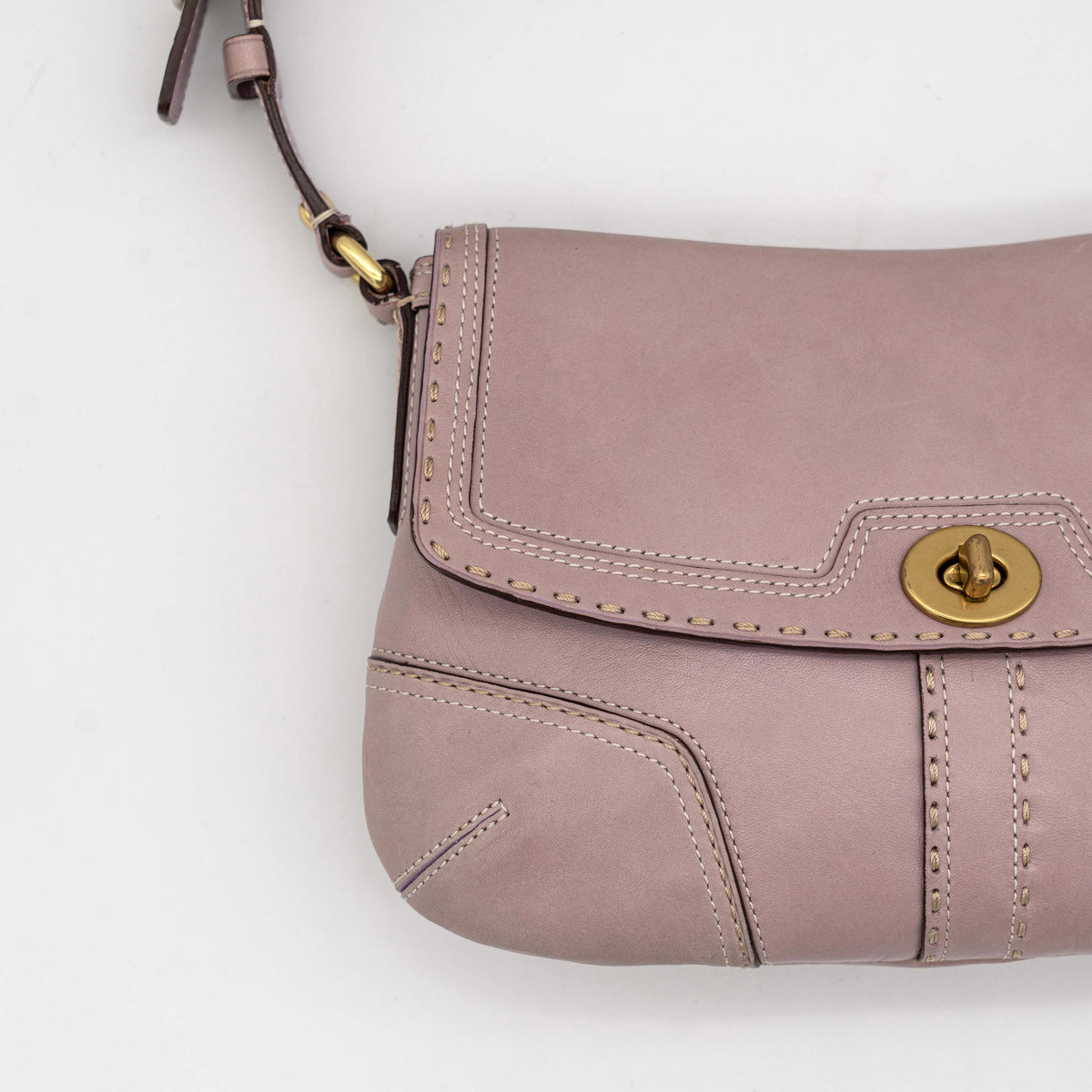 Coach Hamptons Turnlock Shoulder Bag in lilac purple leather with gold-tone hardware and contrast stitching, shown from the front.