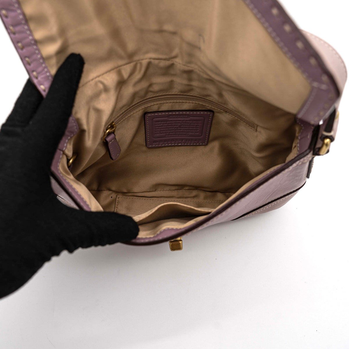 Coach Hamptons Turnlock Shoulder Bag in lilac purple leather with gold-tone hardware and contrast stitching, shown from the front.