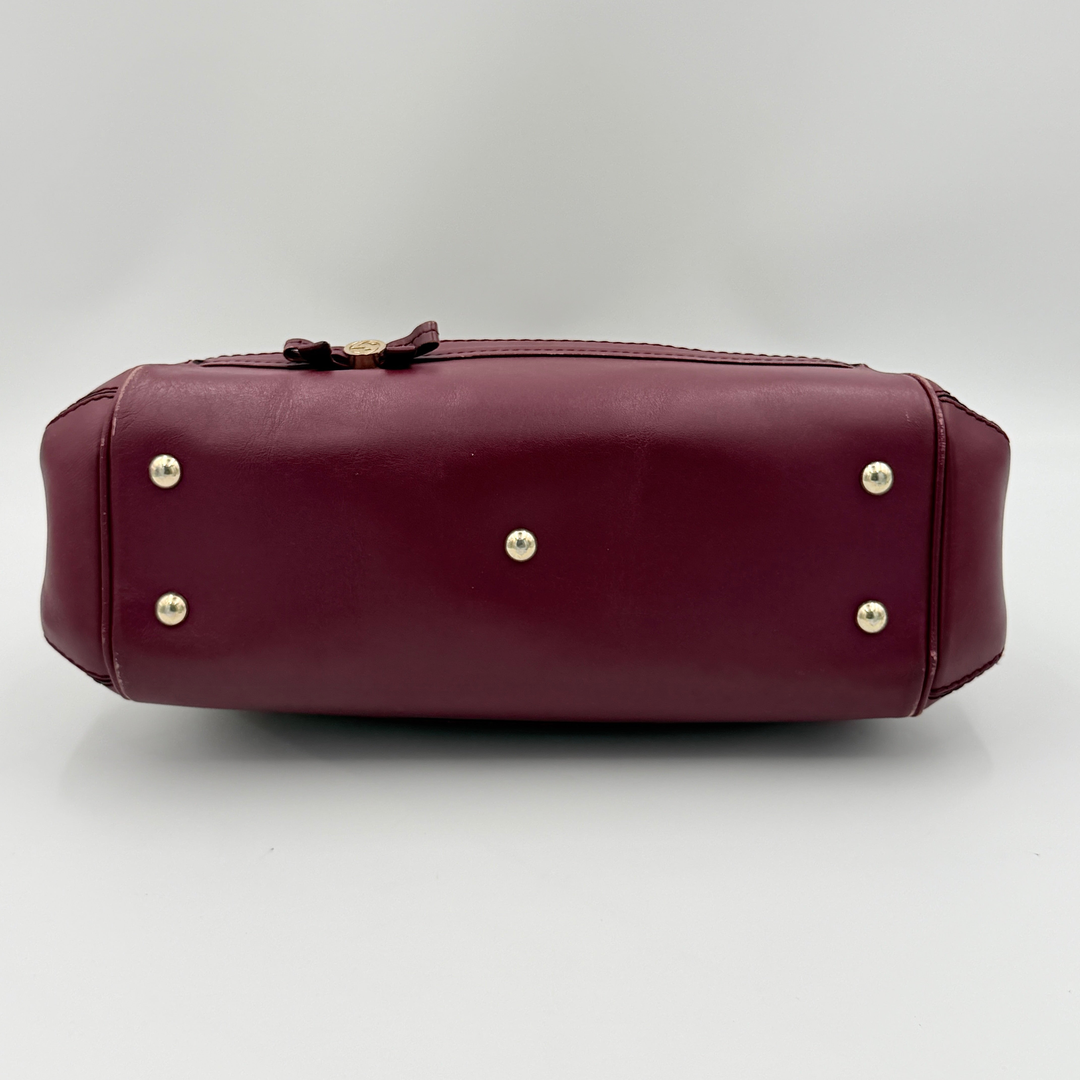 Gucci Mayfair Bow 2Way shoulder bag in beige GG monogram canvas with red leather trim, shown with detachable strap.