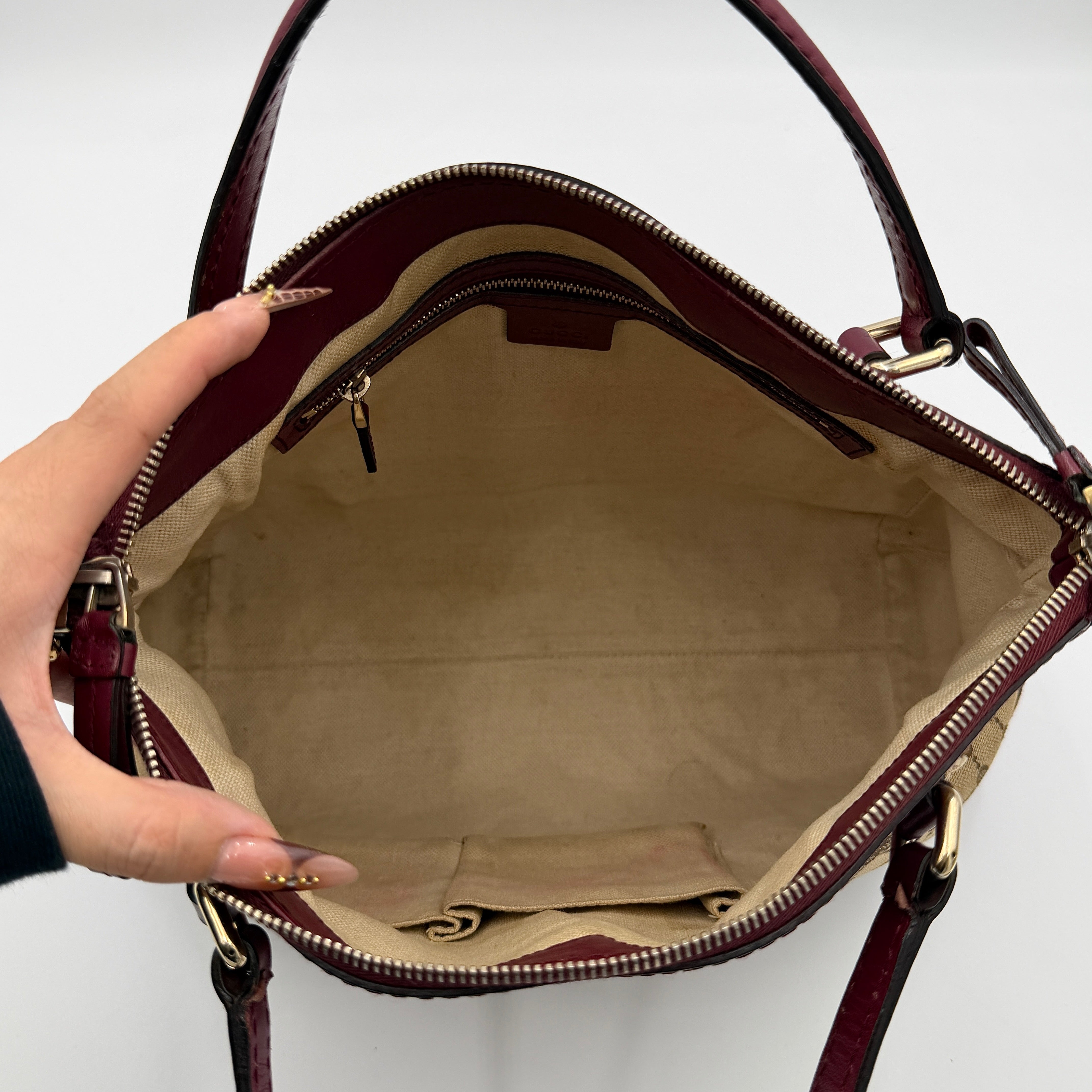 Gucci Mayfair Bow 2Way shoulder bag in beige GG monogram canvas with red leather trim, shown with detachable strap.