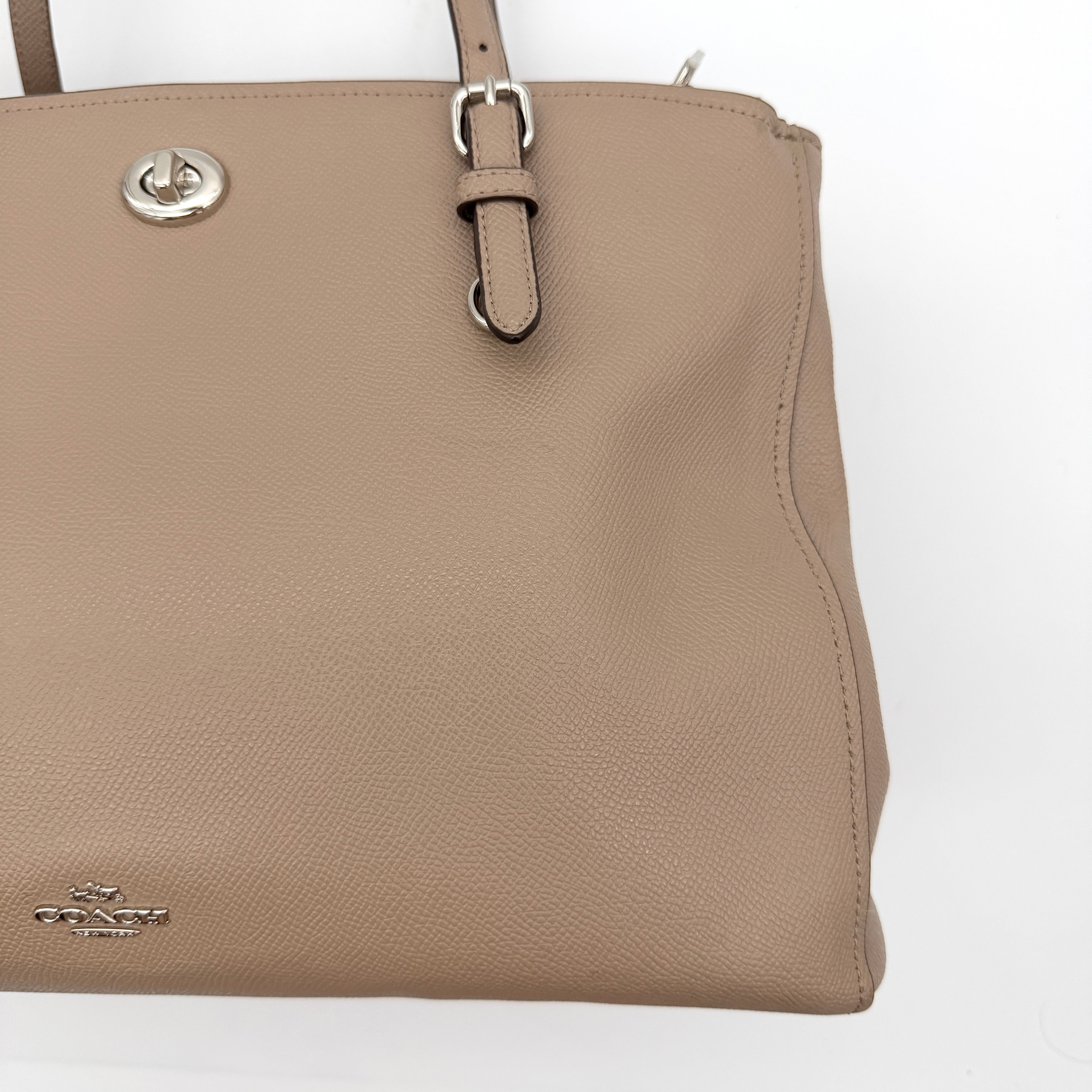 Coach Turnlock Carryall Shoulder Bag in light brown grained leather with silver hardware and double shoulder straps.