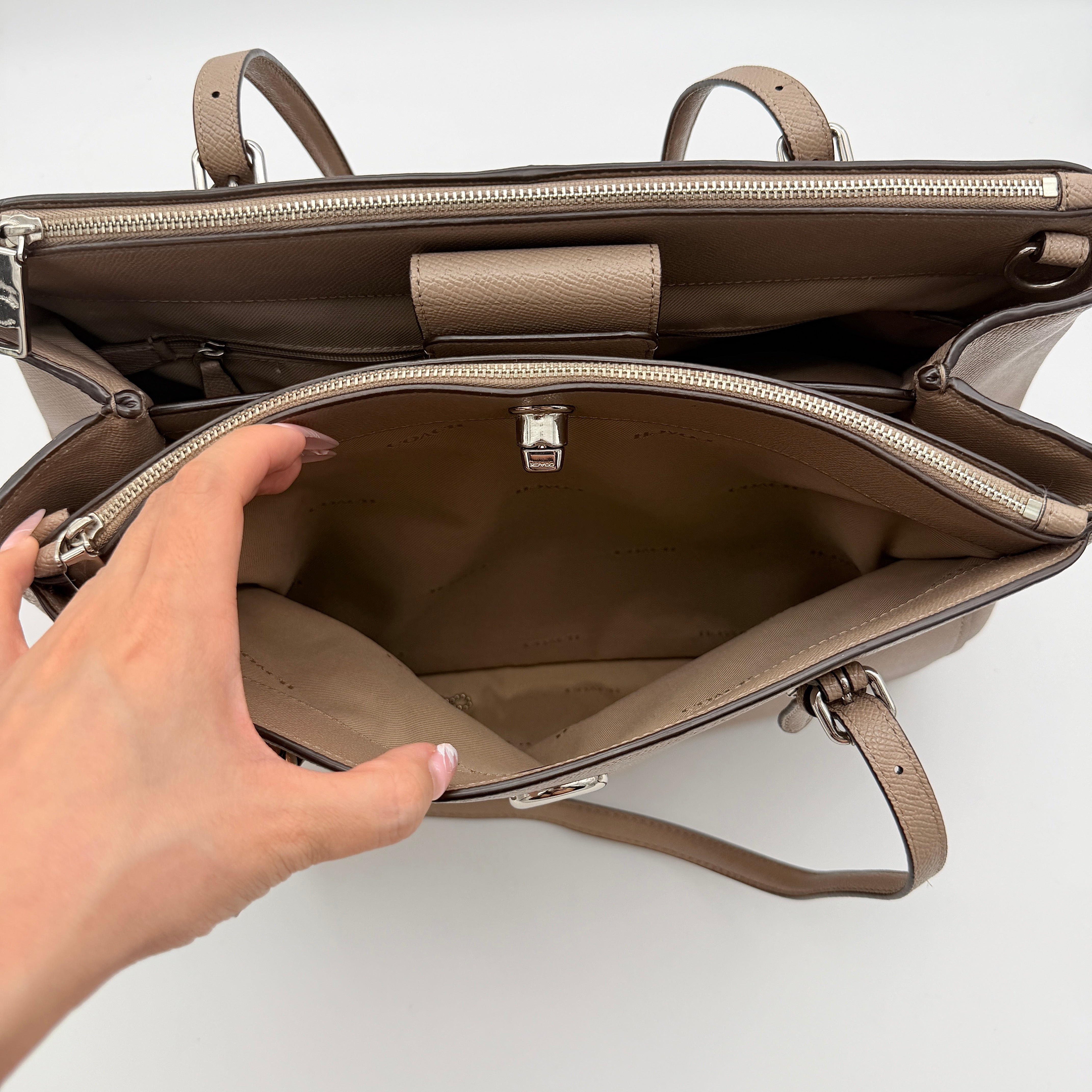 Coach Turnlock Carryall Shoulder Bag in light brown grained leather with silver hardware and double shoulder straps.