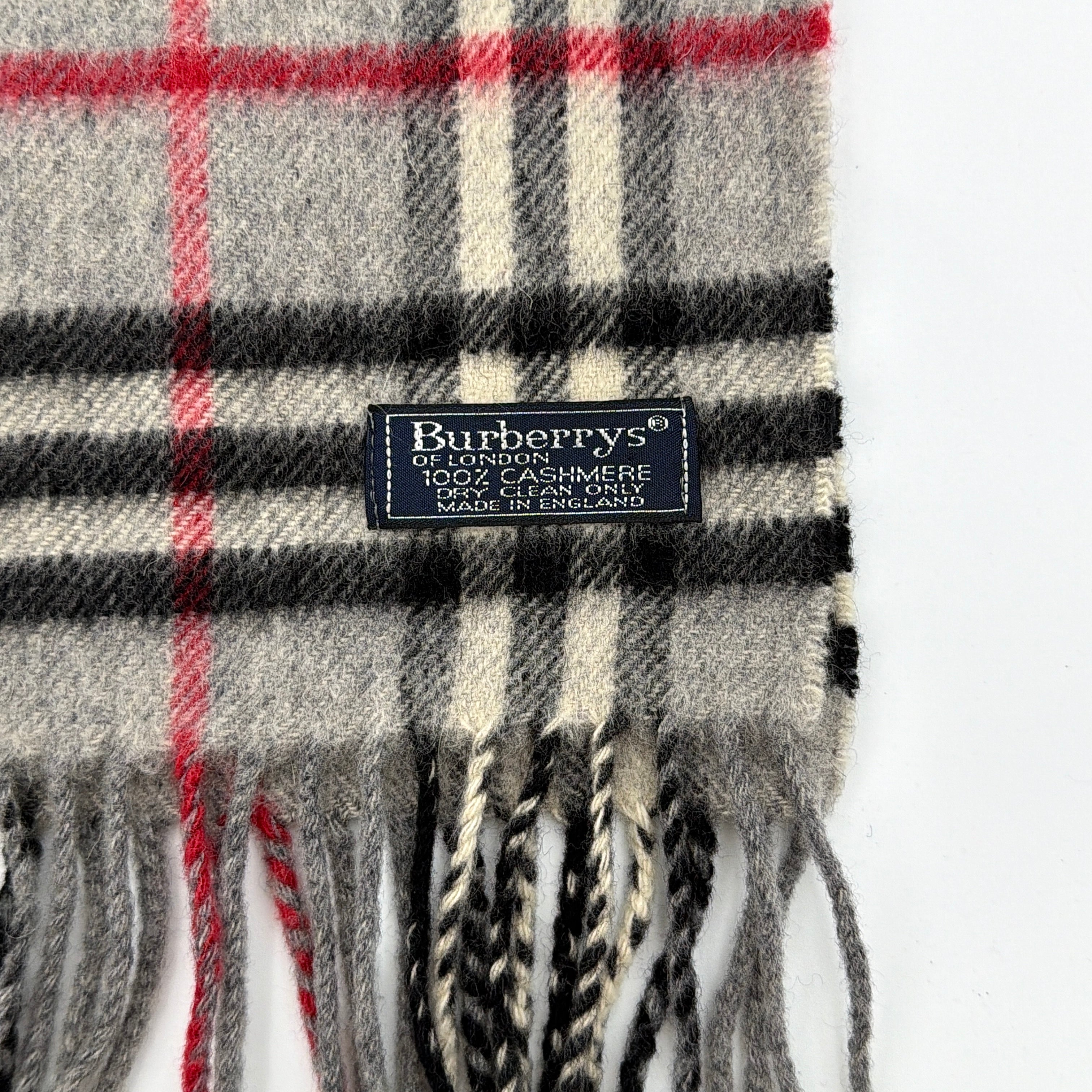 Burberry London scarf in grey cashmere with signature Nova Check pattern and twisted fringe detailing.