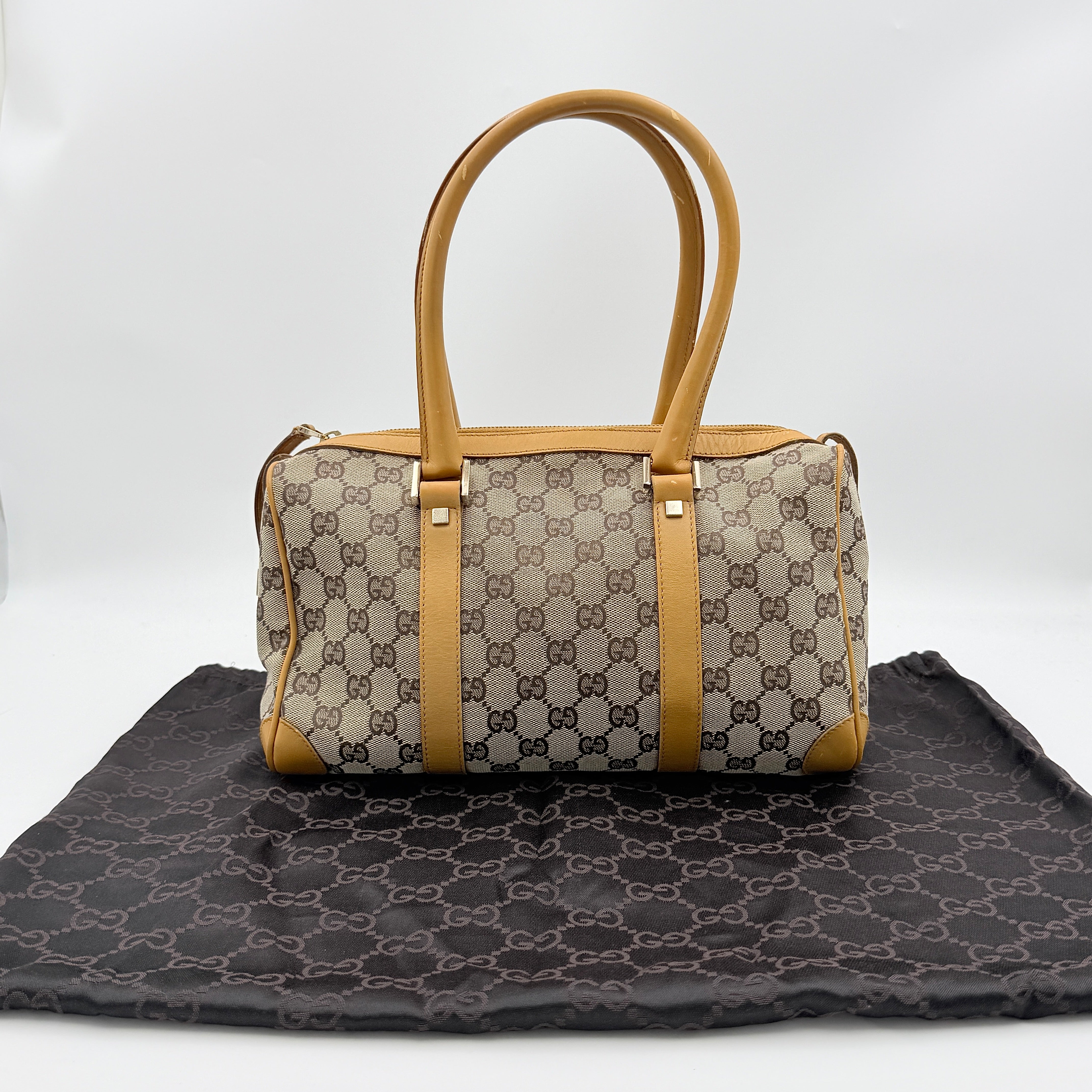 Gucci Abbey Mini Boston shoulder bag in beige GG monogram canvas with caramel leather trim and silver-tone hardware.