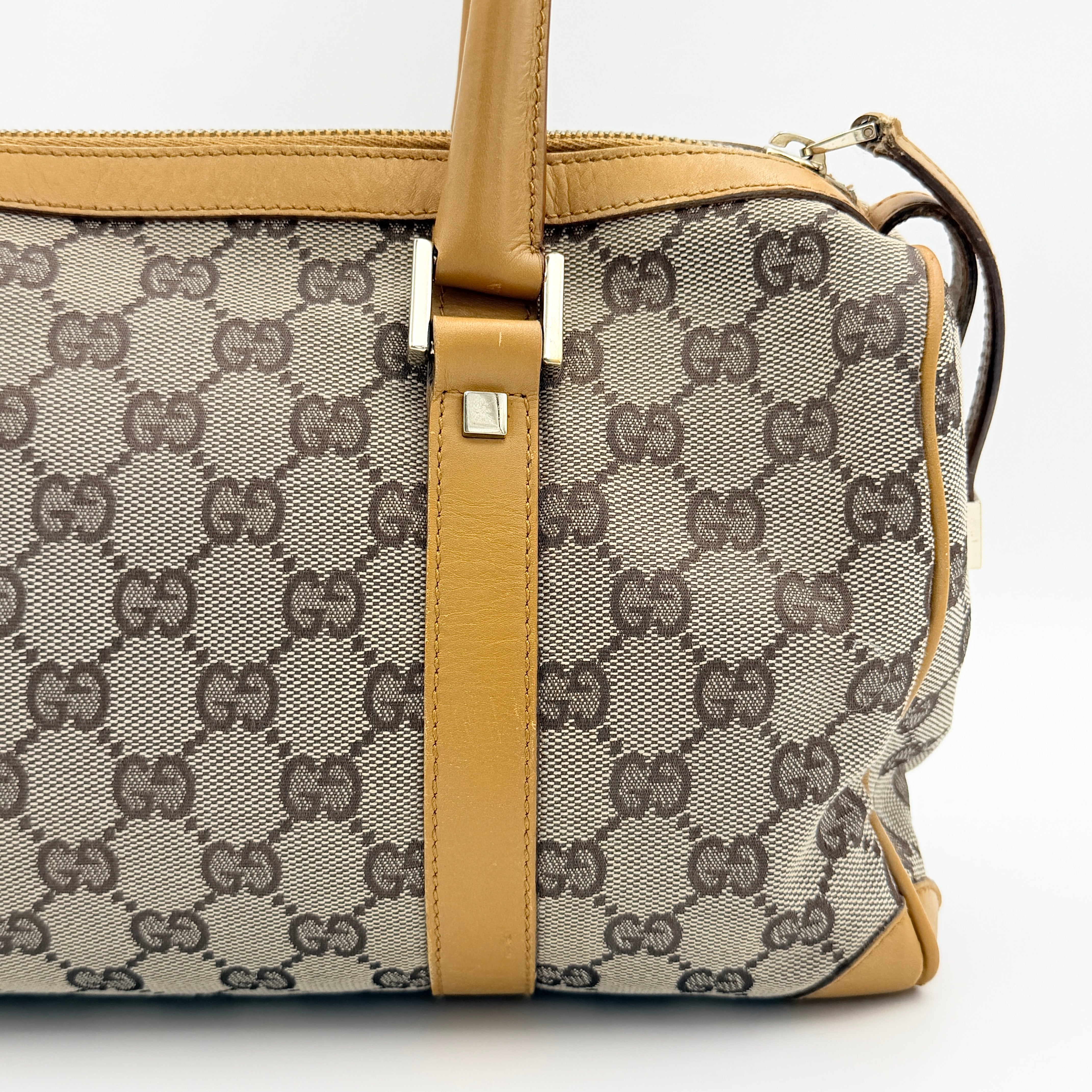 Gucci Abbey Mini Boston shoulder bag in beige GG monogram canvas with caramel leather trim and silver-tone hardware.
