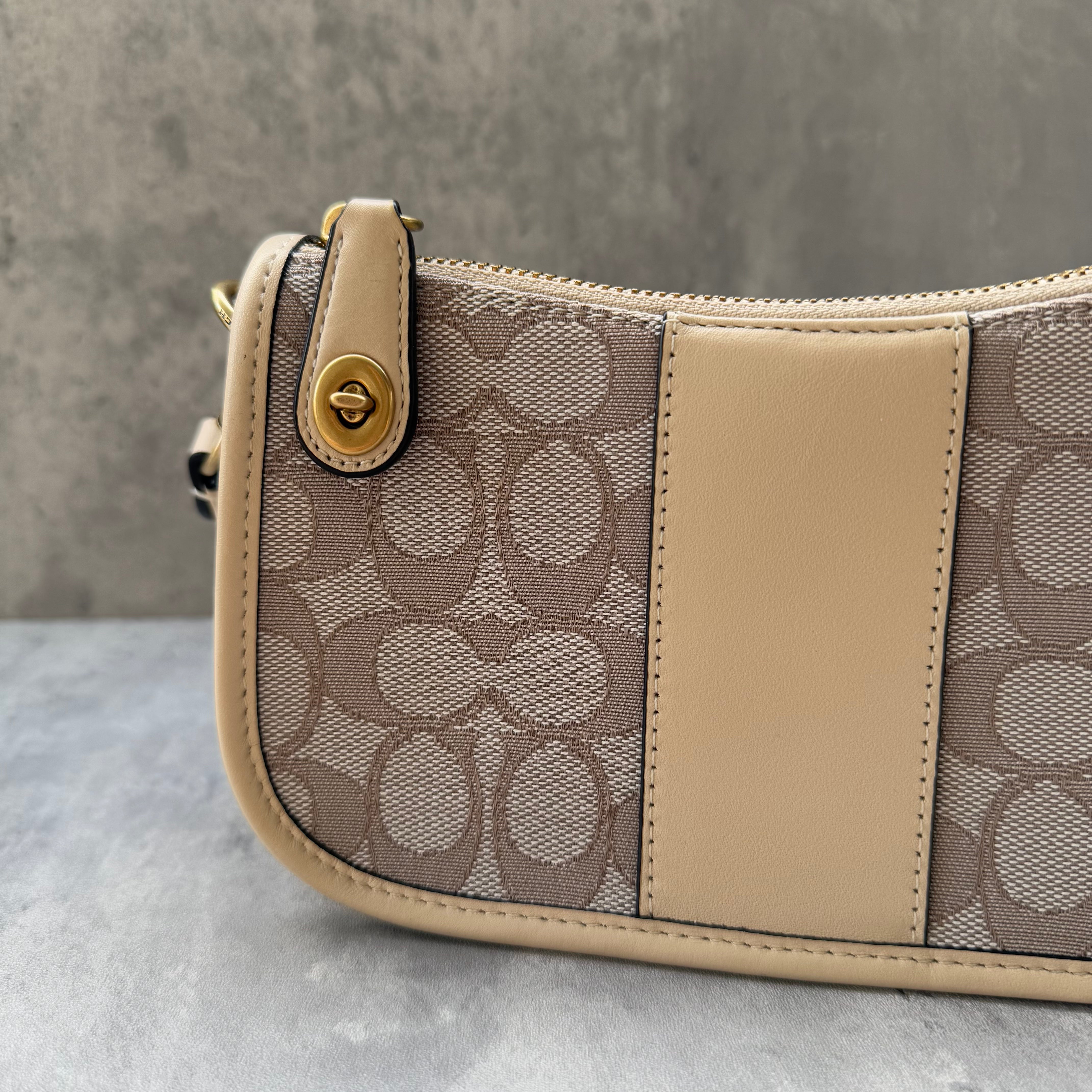 Coach Signature Swinger 20 Shoulder Bag Cream