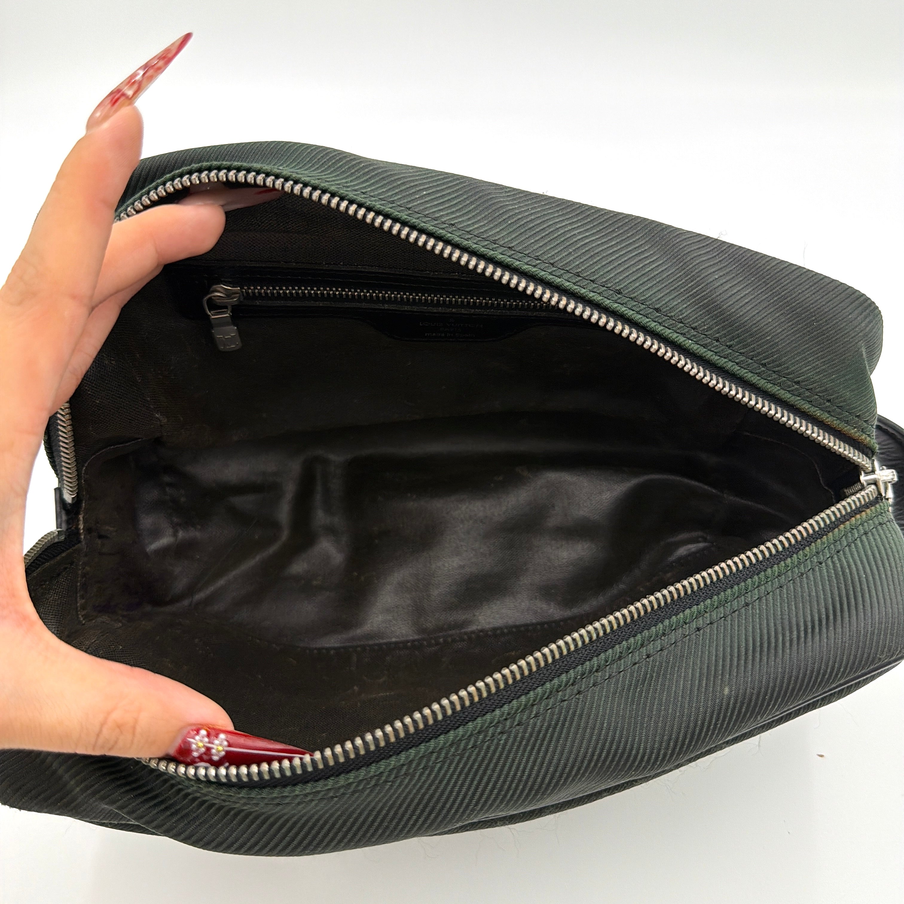 Louis Vuitton Taiga Parana Clutch Bag in deep green Taiga leather with black leather handle and silver-tone zipper, shown from the front.