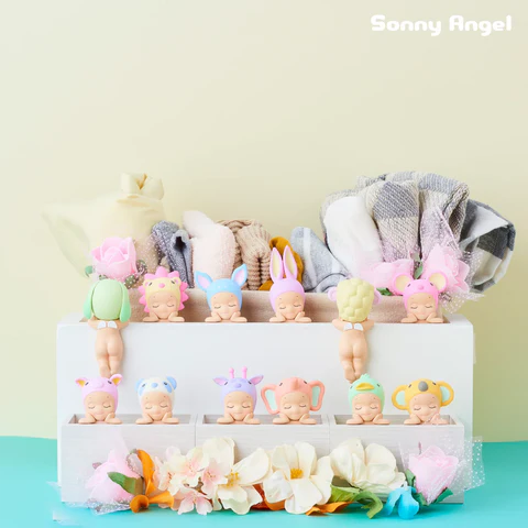 Sonny Angel collectible figure from Hippers Dreaming Series, featuring a charming mini angel design with themed headgear.