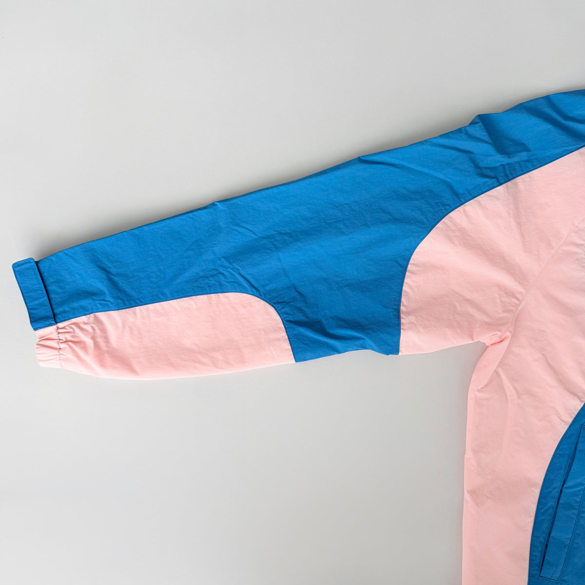 (L) Undefeated Lightweight Hooded Windbreaker Jacket Blue/Pink