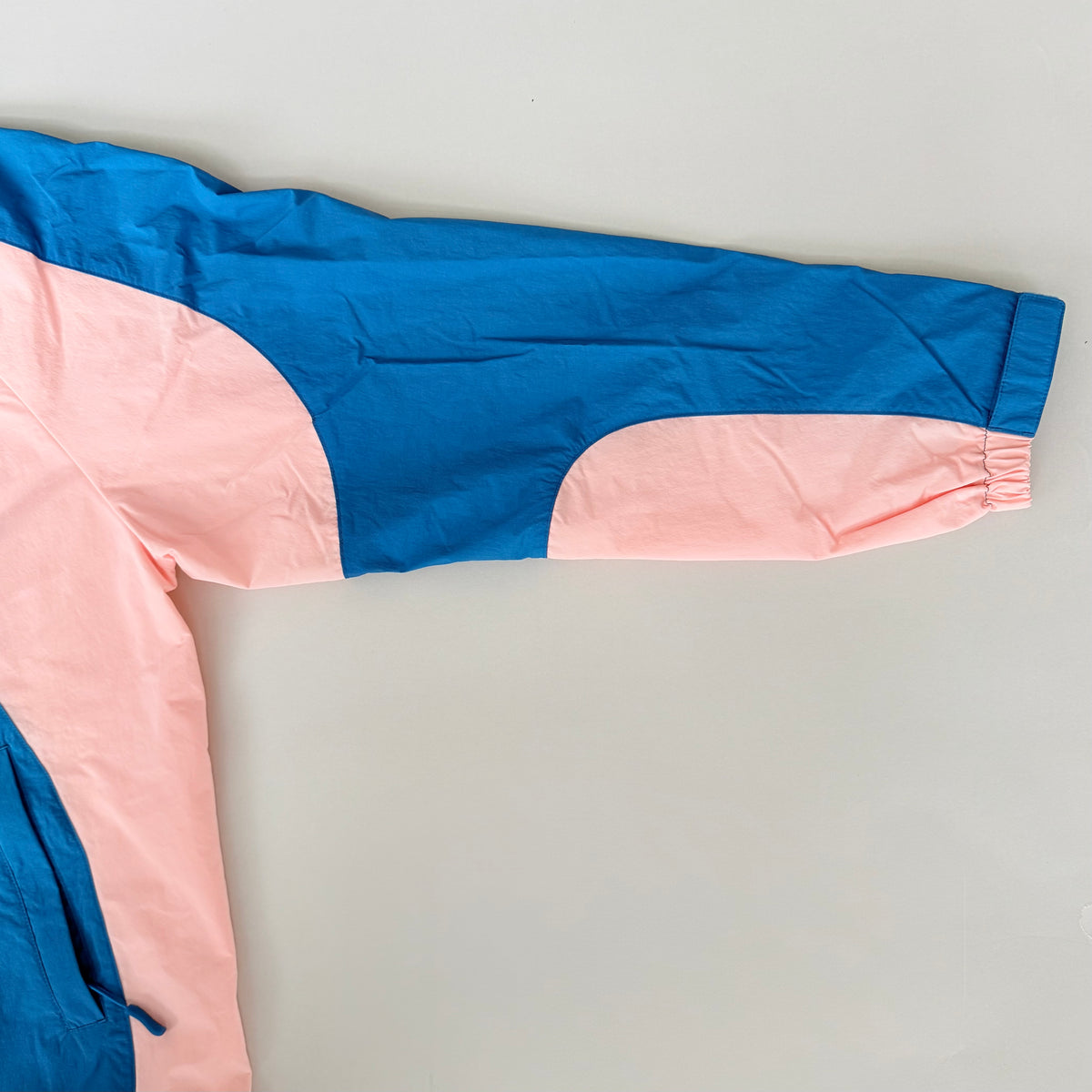 (L) Undefeated Lightweight Hooded Windbreaker Jacket Blue/Pink