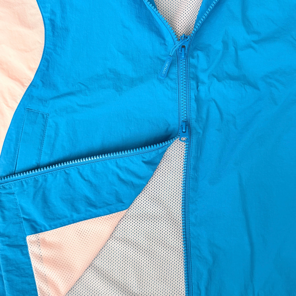 (L) Undefeated Lightweight Hooded Windbreaker Jacket Blue/Pink