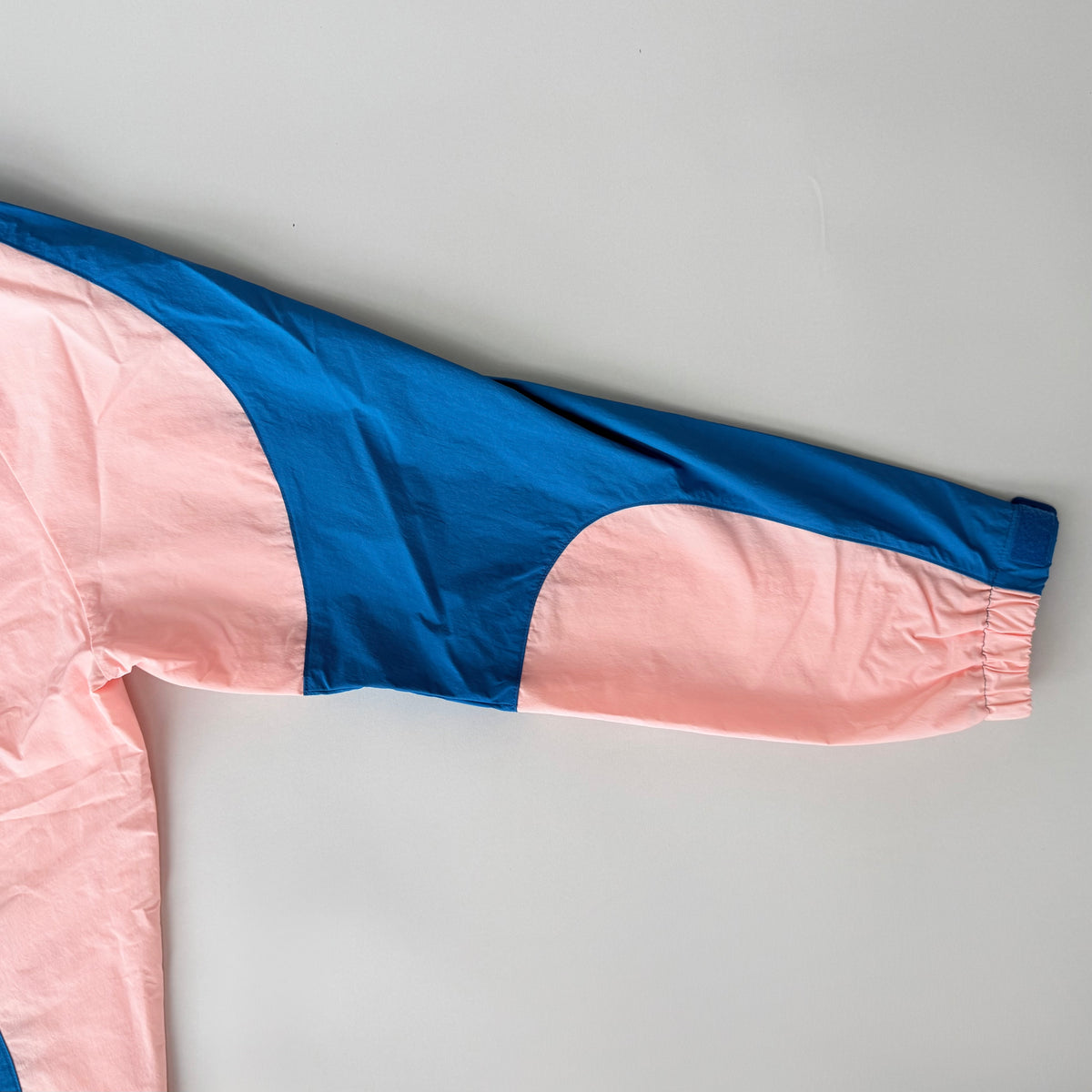(L) Undefeated Lightweight Hooded Windbreaker Jacket Blue/Pink