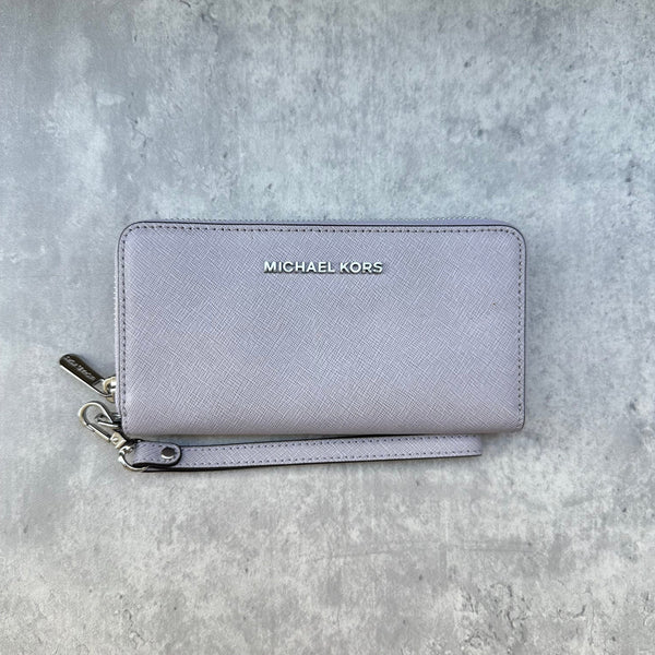 Michael Kors Jet Set Travel Wristlet Wallet in saffiano leather with zip closure and detachable strap